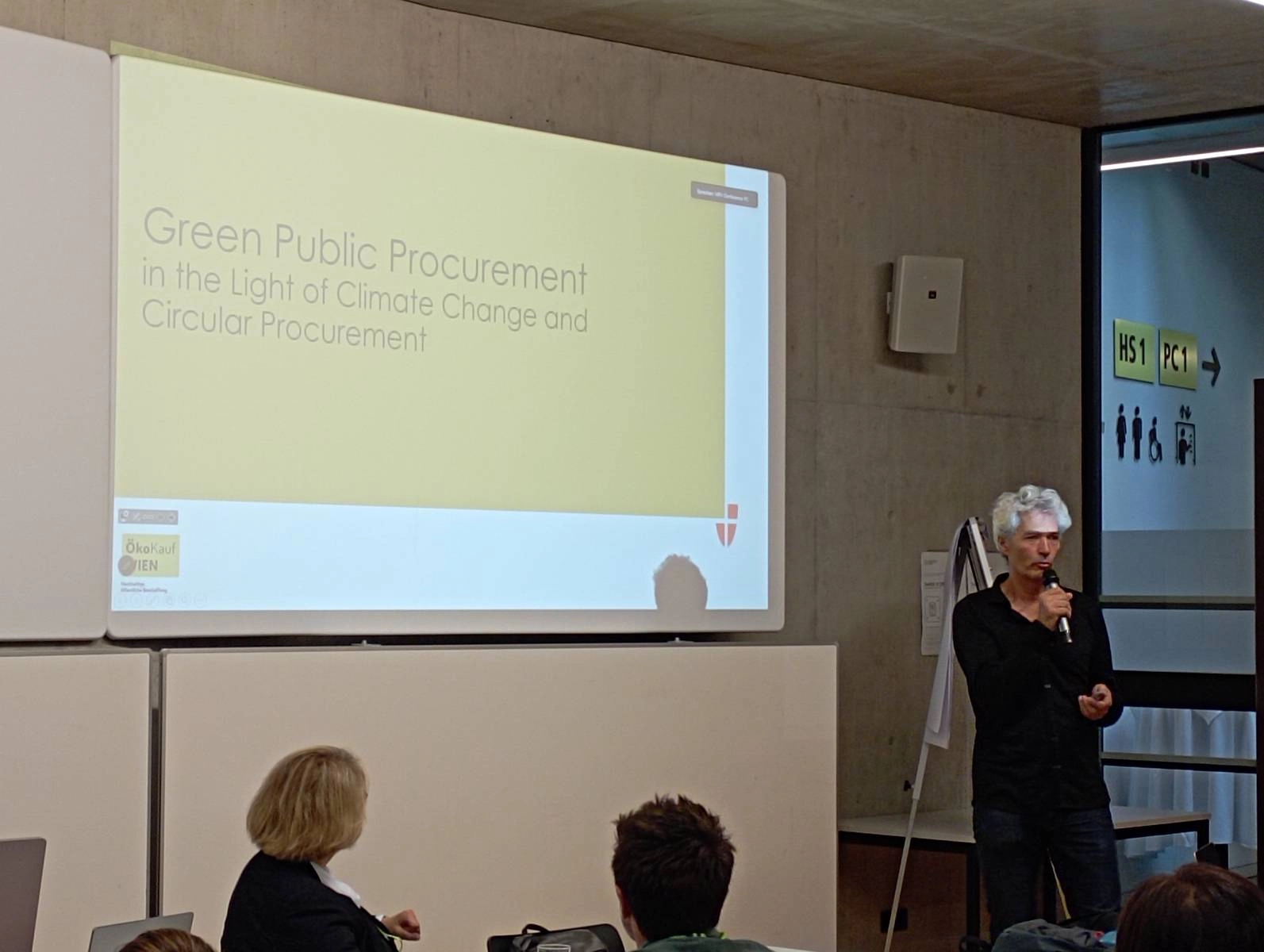 奧地利維也納市政府EcoBuy 計畫(ÖkoKauf Wien) Thomas Mosor主任分享綠色公共採購做為因應氣候變遷、循環經濟與供應鏈的貢獻。