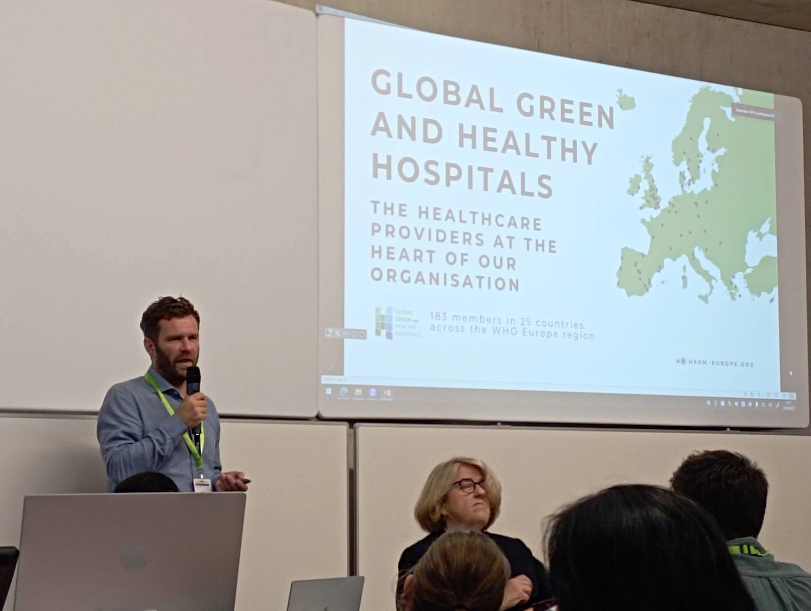 國際健康無害組織歐洲分部(Health Care Without Harm Europe) Will Clark主任分享歐洲地區健康照護機構推動淨零碳排的計畫與倡議行動