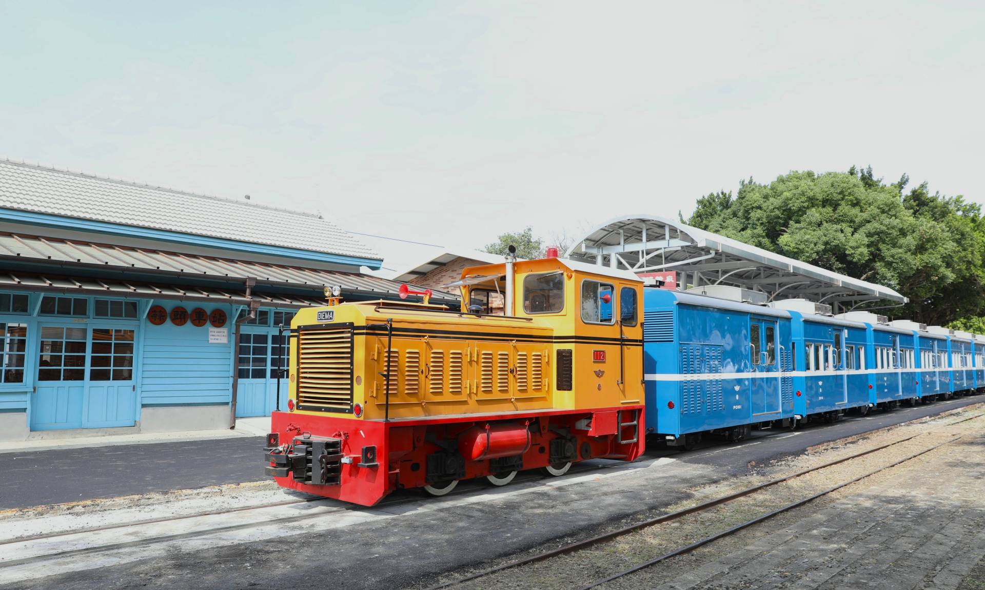 蒜頭糖廠復古列車「尋蜜號」啟程開往故宮南院及高鐵嘉義站。