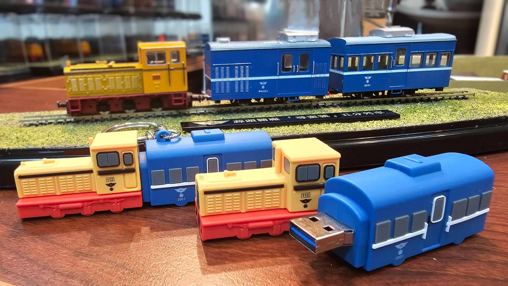 台糖蒜頭蔗埕文化園區現正展售為紀念通車而發行的文創商品,包含尋蜜號造型隨身碟、一卡通及列車模型。