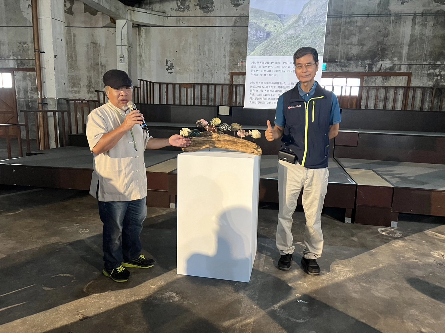 工藝之家鍾榮華親自現場導覽，讓觀者深入認識作品內涵以及創作者的心路歷程。