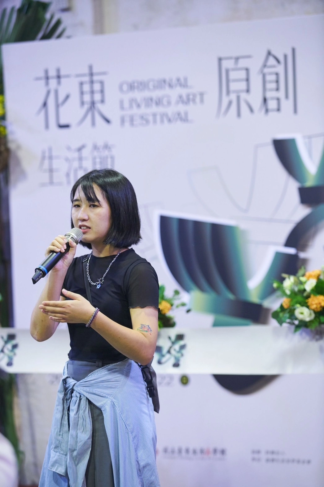 策展人林佩儒以排灣語稱呼「手工精細之人」的Pulima，說明主題「被宇宙擁抱的普利瑪」策展理念