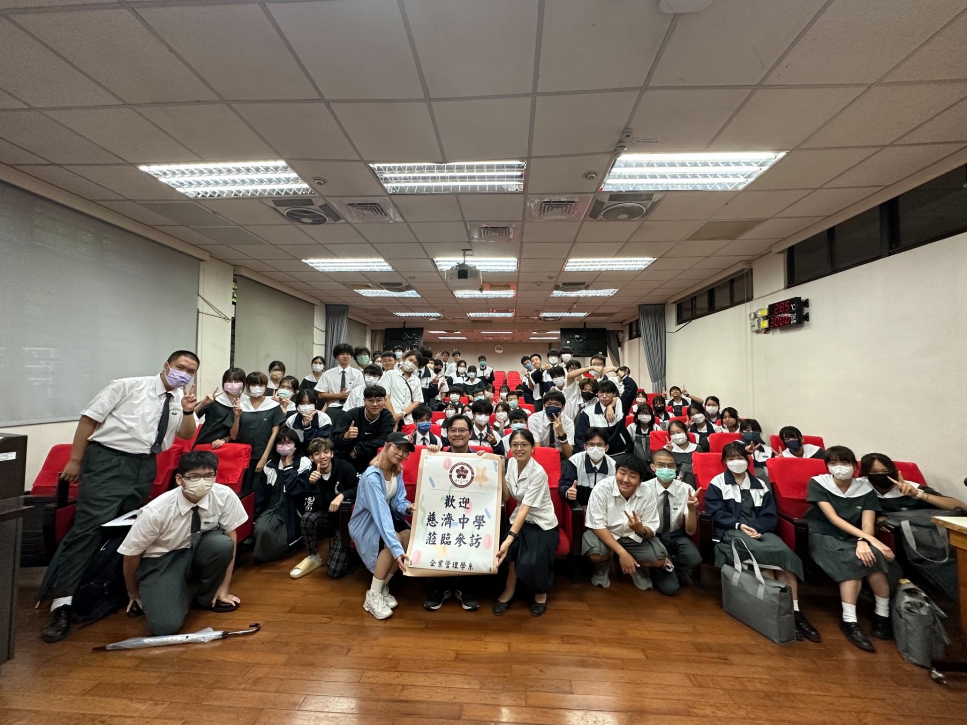 臺南慈中學生在成大企管系林佑鴻助理教授與系學會的互動下，進行了一場活潑有趣的校際交流。