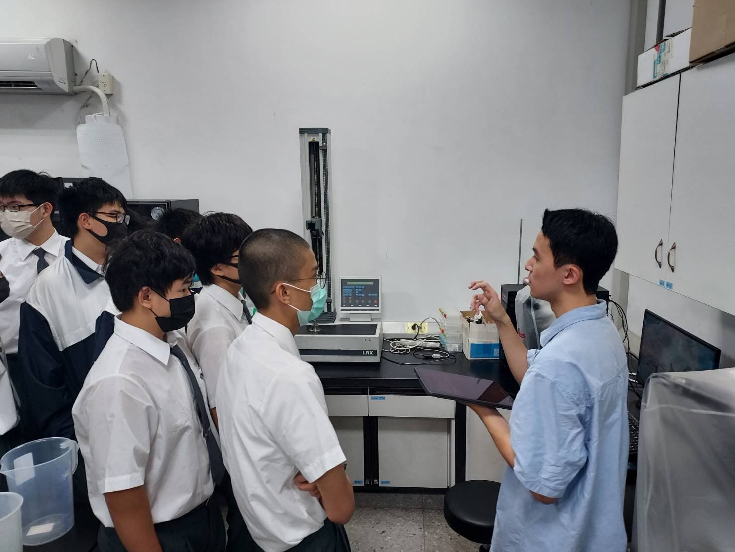 學生們滿懷驚奇進入生物醫學工程學系實驗室，聆聽碩博士生介紹各類設備器材與研究項目。