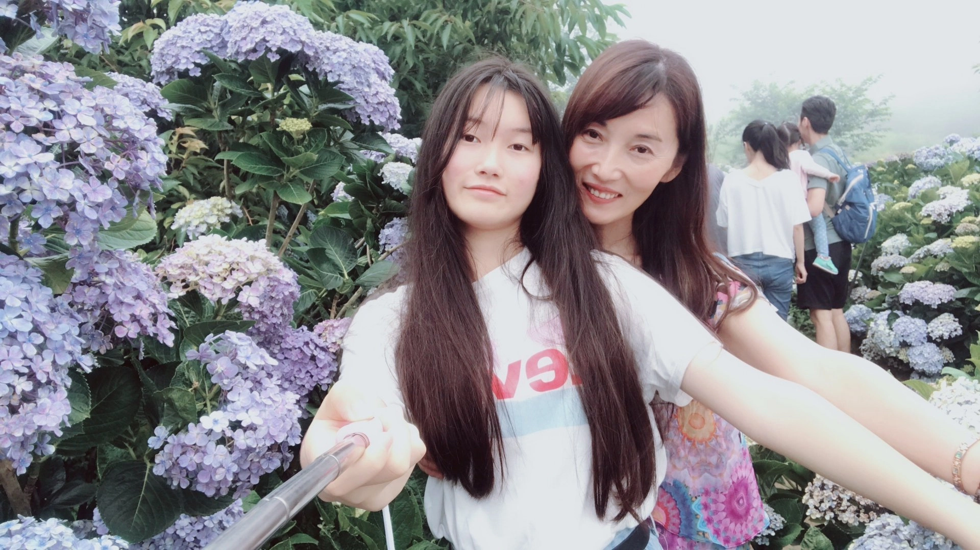 段榮(右)鼓勵從小在中國大陸生長的女兒(左)，來到臺灣要勇敢「做自己」，在成長過程中女兒實踐了「逐夢踏實」的精神，毛遂自薦地當上了學習委員和班長，甚至競選上學校的司儀。