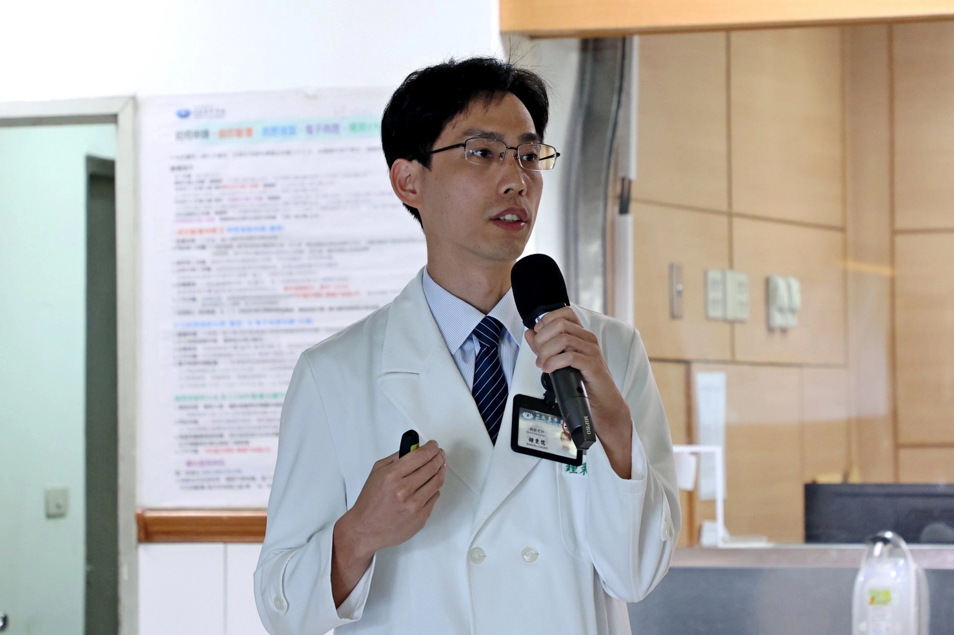 胸腔外科鍾秉儒醫師表示，以「麻醉不插管」方式進行胸腔手術，能免除多種麻醉藥物的使用以及侵入性的導管，並解決喉部可能因氣管內管受損以及因插管帶來的併發症的問題。
