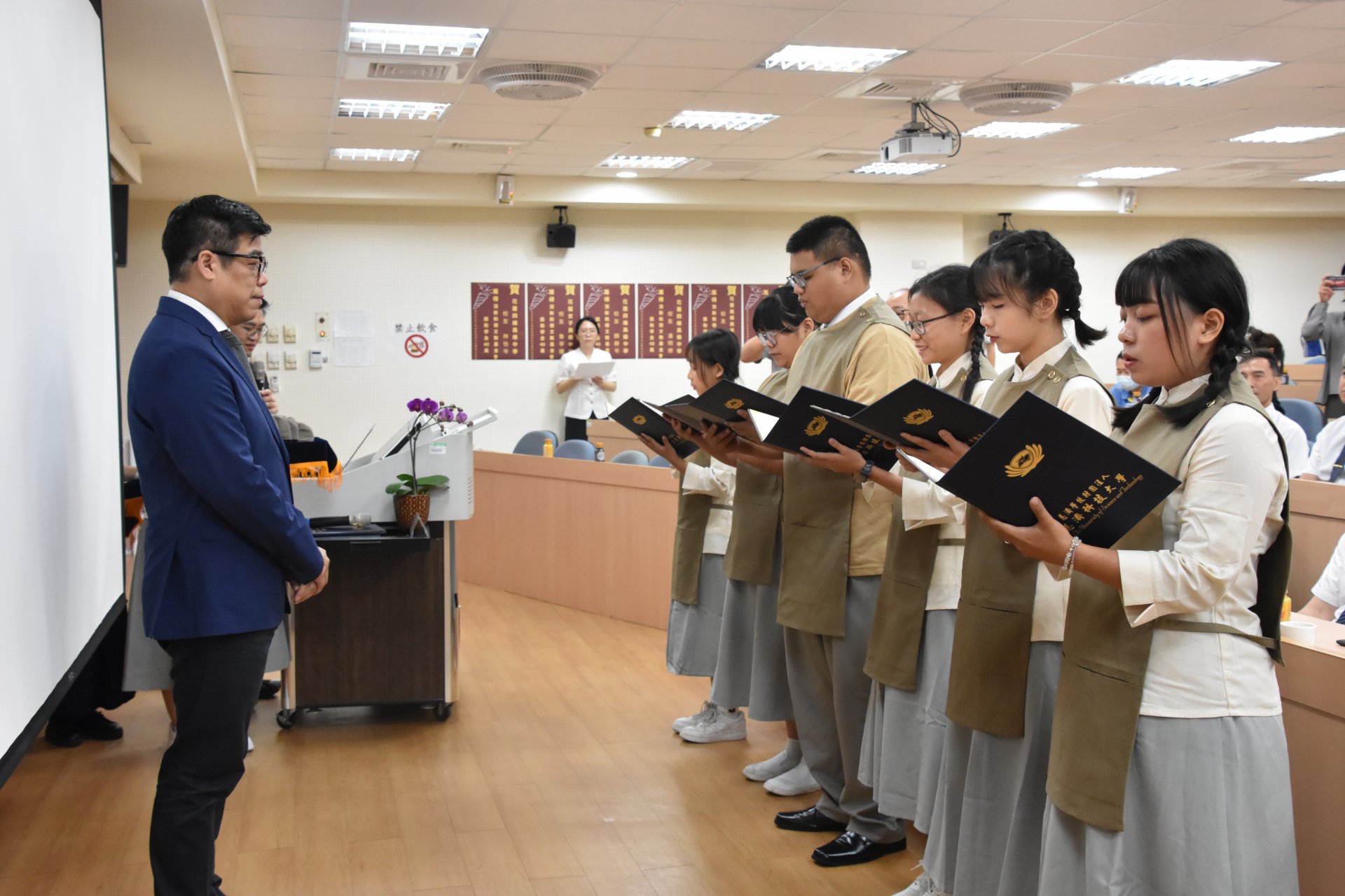 六名學生宣誓拜師。