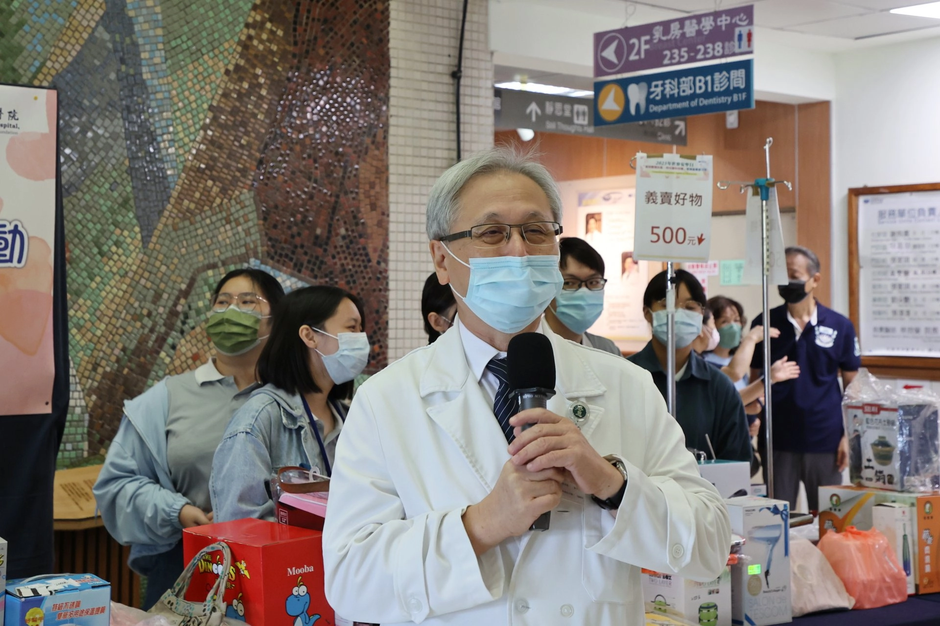 花蓮慈濟醫院響應世界安寧日，12日上午在醫院大廳舉辦，緩和醫學中心主任王英偉教授早上全院學術演講。
