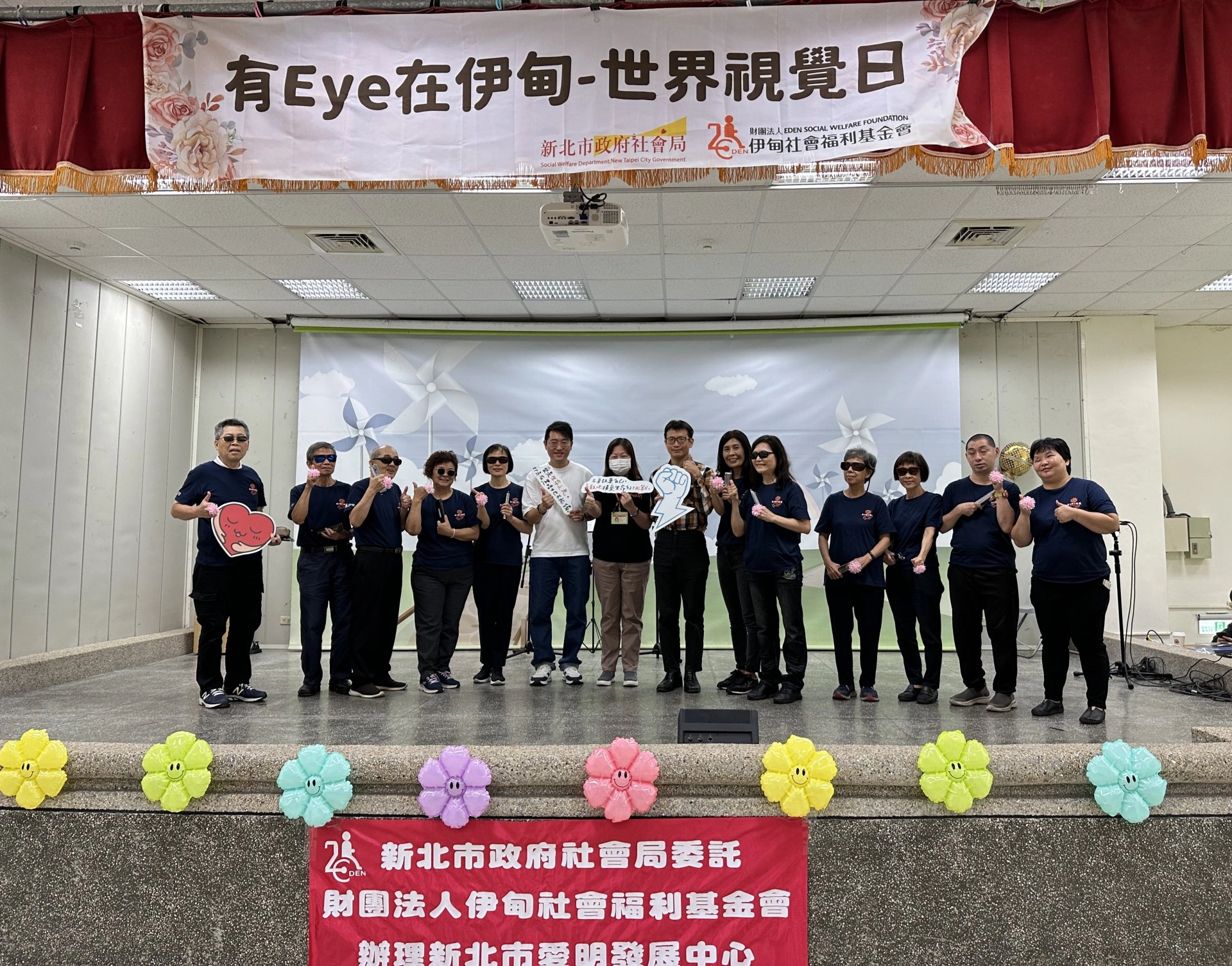 口琴學習班11位視障者，歷經8個月的練習，終於站上舞台，吹奏經典歌謠。