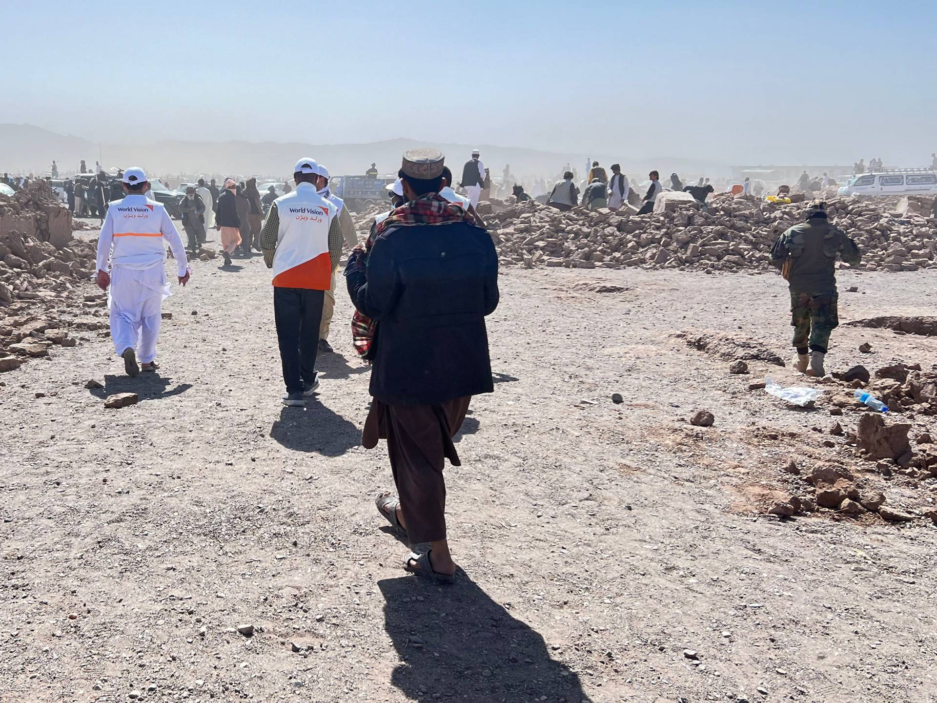 阿富汗世界展望會距離震央僅40公里，多位工作人員同為受創角色，卻仍穿上救援背心，深入災區第一時間提供援助。