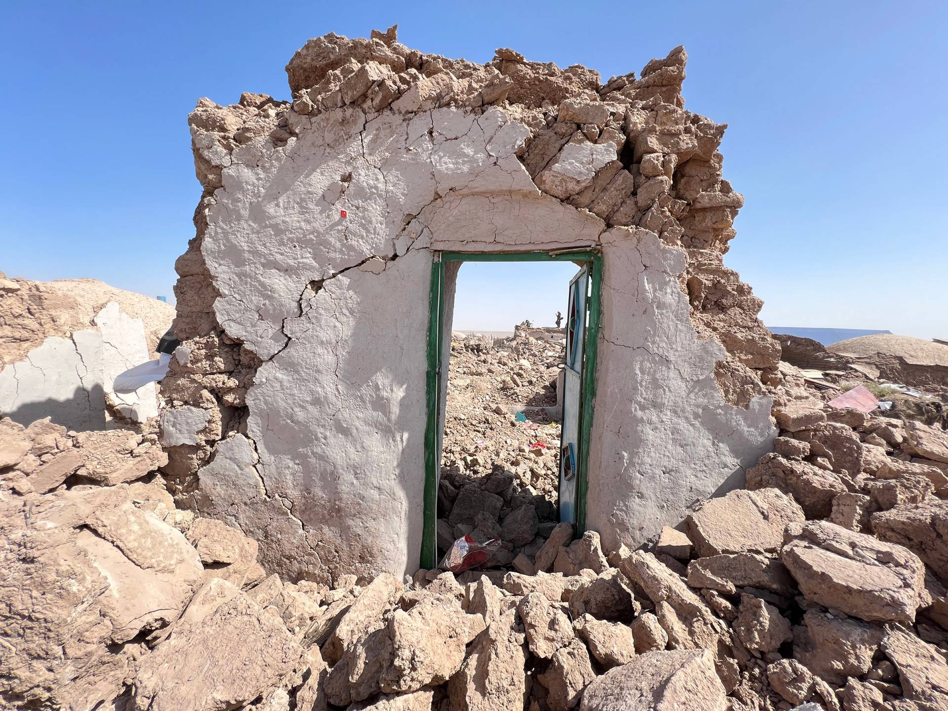 因地震而倒塌的房屋，只剩下一面門牆。