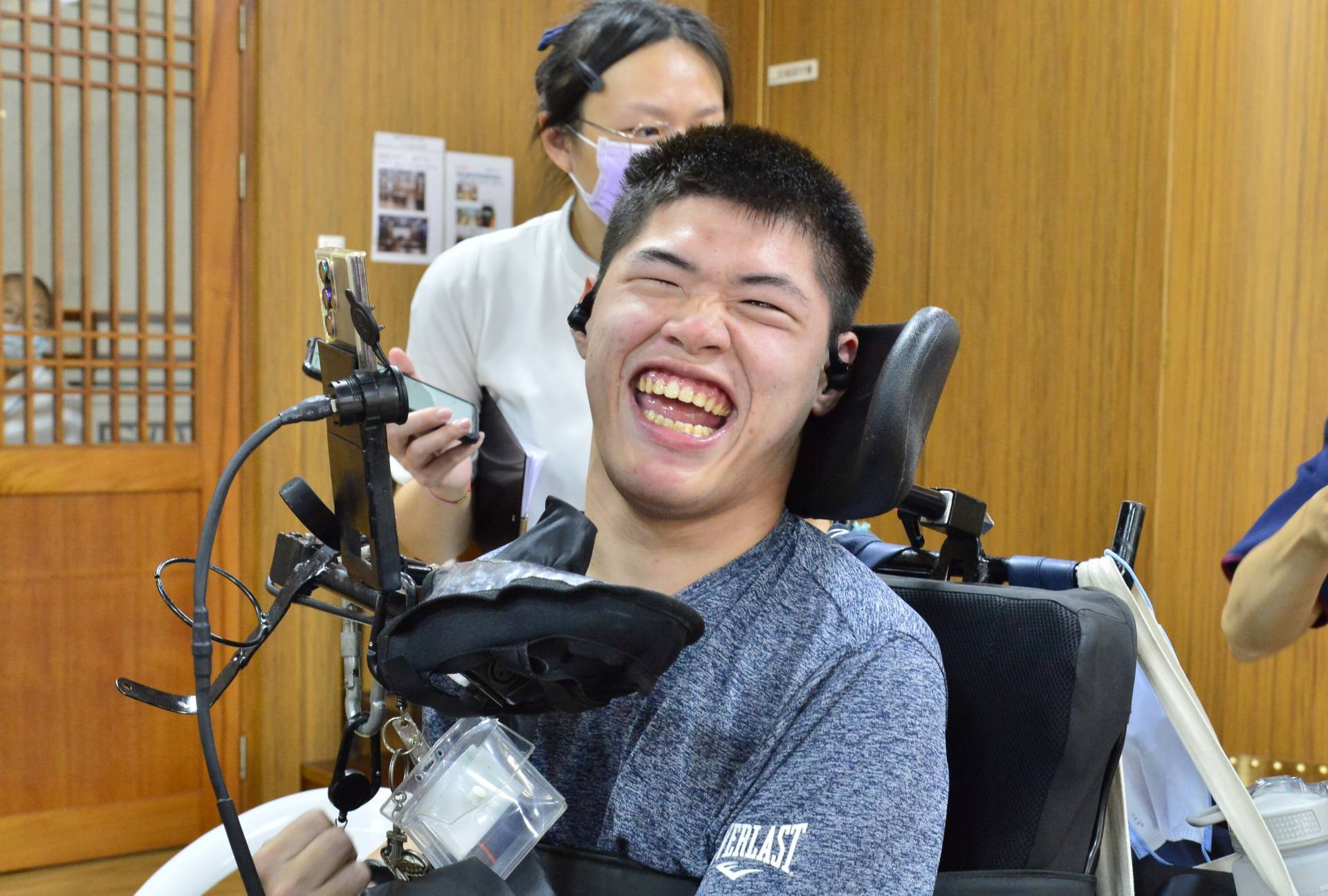 方正法形容他的電動輪椅是藍寶堅尼，每天提早一小時到校。