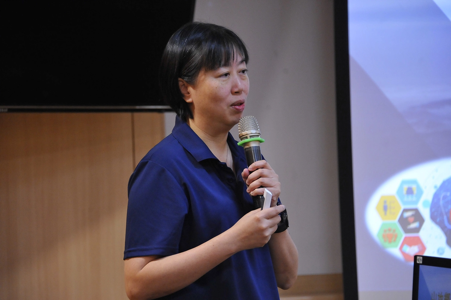 花蓮慈院醫事室副主任張菁育享2022年秀林鄉全人照護計畫執行成效。