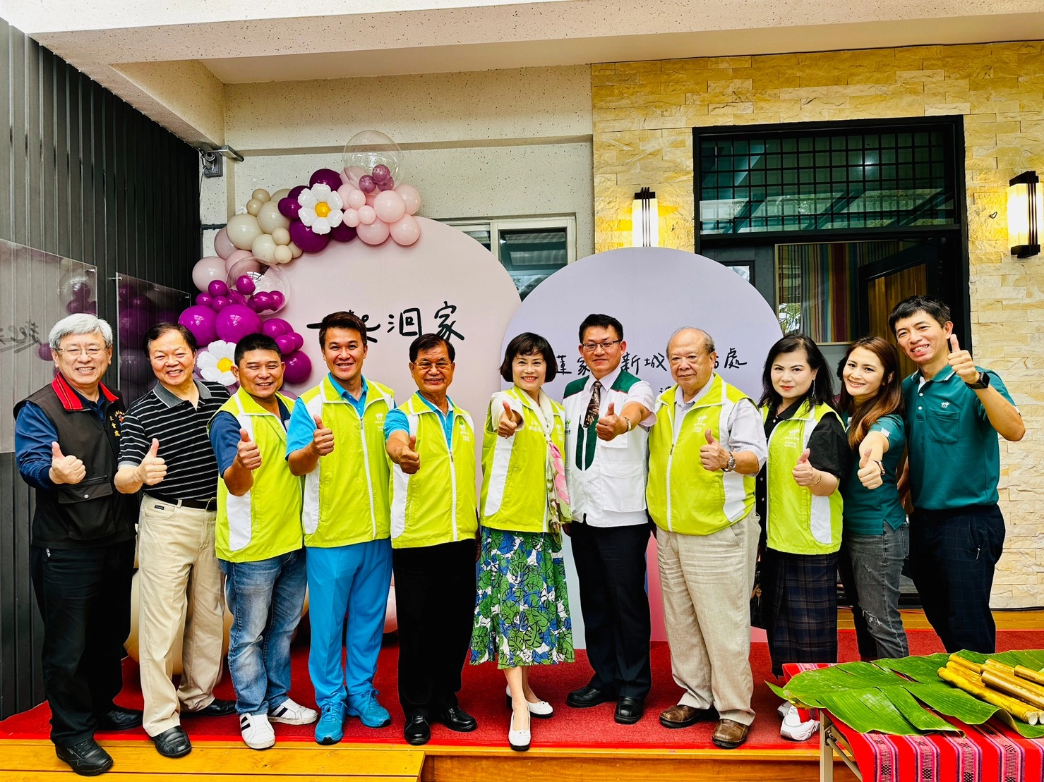 花蓮縣政府社會處長陳加富(左一)、花蓮家扶心前主任陳清輝(左二)、主任施政延(右一)與花蓮扶幼委員會一同合影。