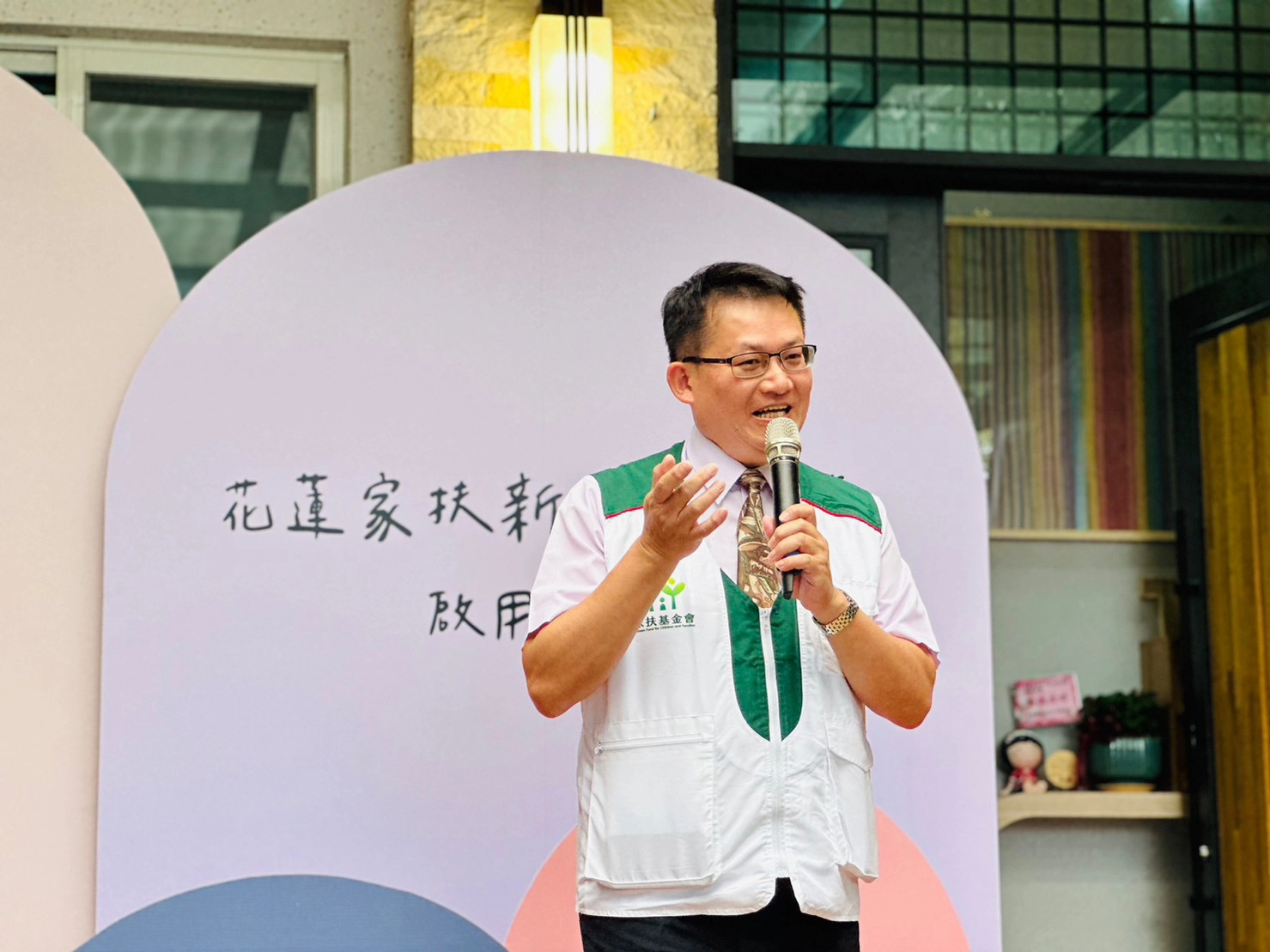 邀請家扶基金會周大堯執行長上台為中心勉勵。
