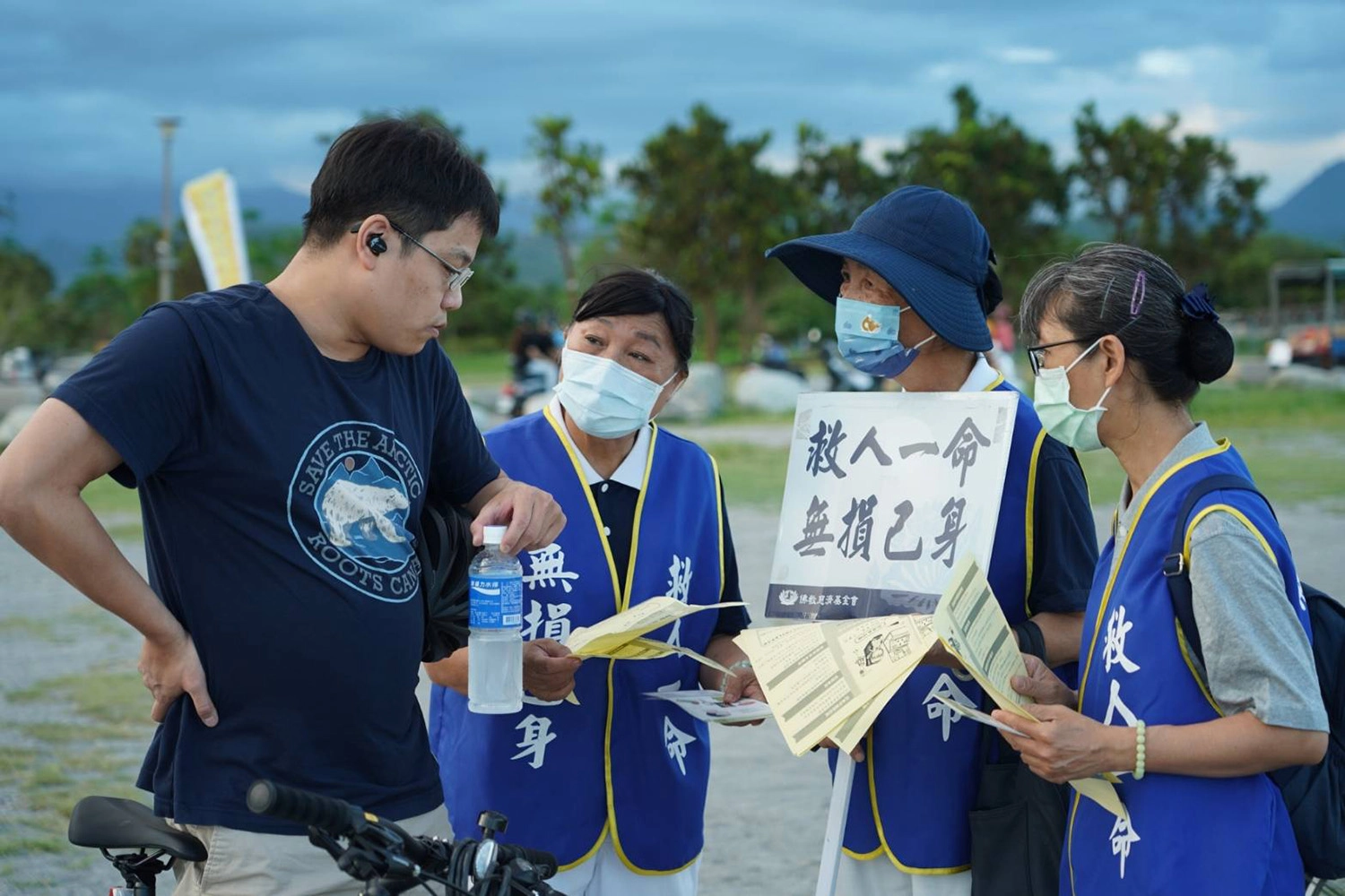 慈濟志工在活動前幾天，分別前往臺東國際地標(海濱公園)、國立臺東大學，海巡署東部分署及台東四維夜市等地進行宣導。