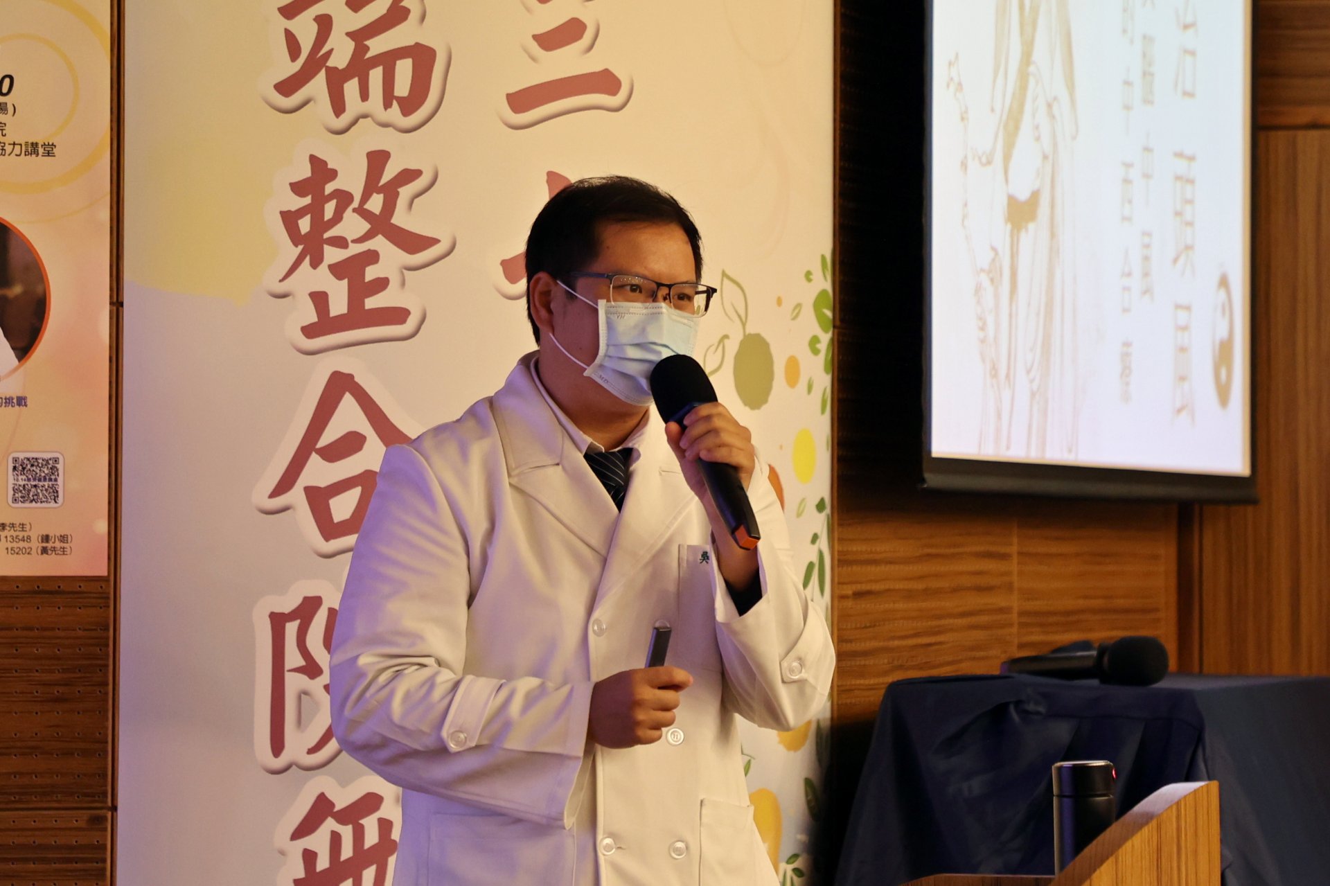 吳立工醫師分享花蓮慈院中醫在大範圍腦梗塞中風的患者中風區域的頭皮上施針，並利用位在手指末梢的井穴放血以急救開竅醒腦，成功助病人好轉。