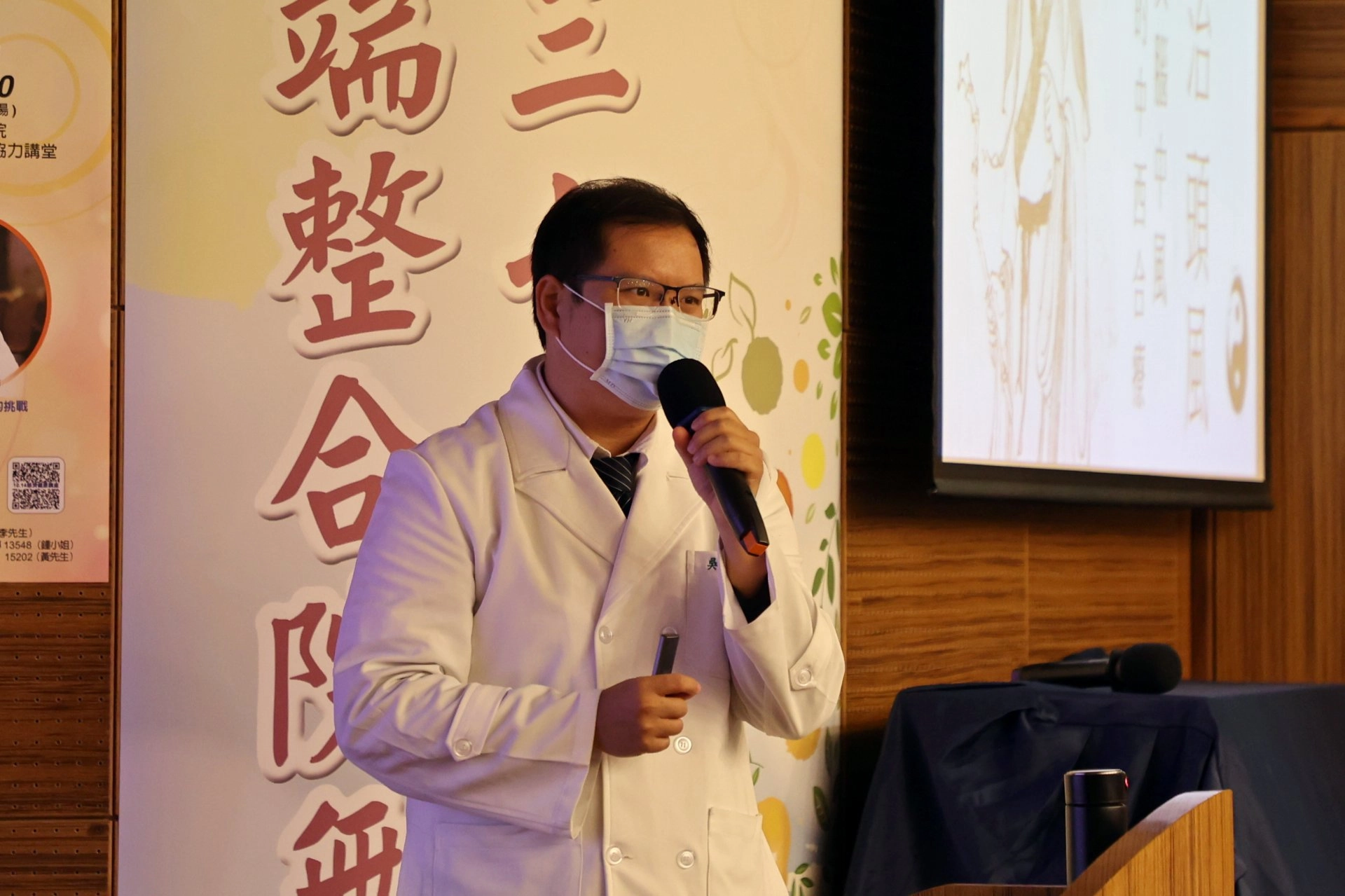 吳立工醫師分享花蓮慈院中醫在大範圍腦梗塞中風的患者中風區域的頭皮上施針，並利用位在手指末梢的井穴放血以急救開竅醒腦，成功助病人好轉。
