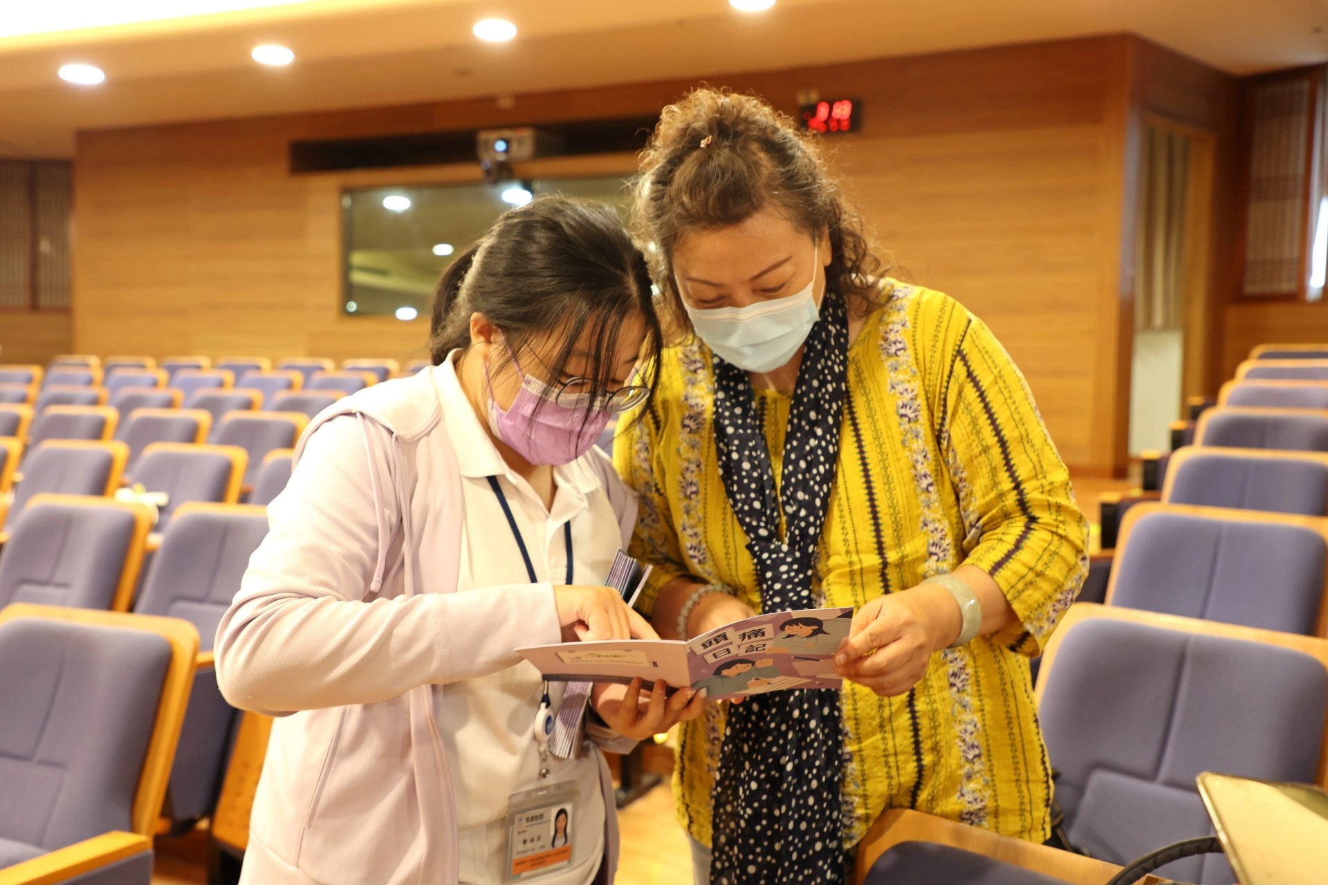 神經內科個管師衛教民眾利用頭痛日記找到個人偏頭痛的誘因。