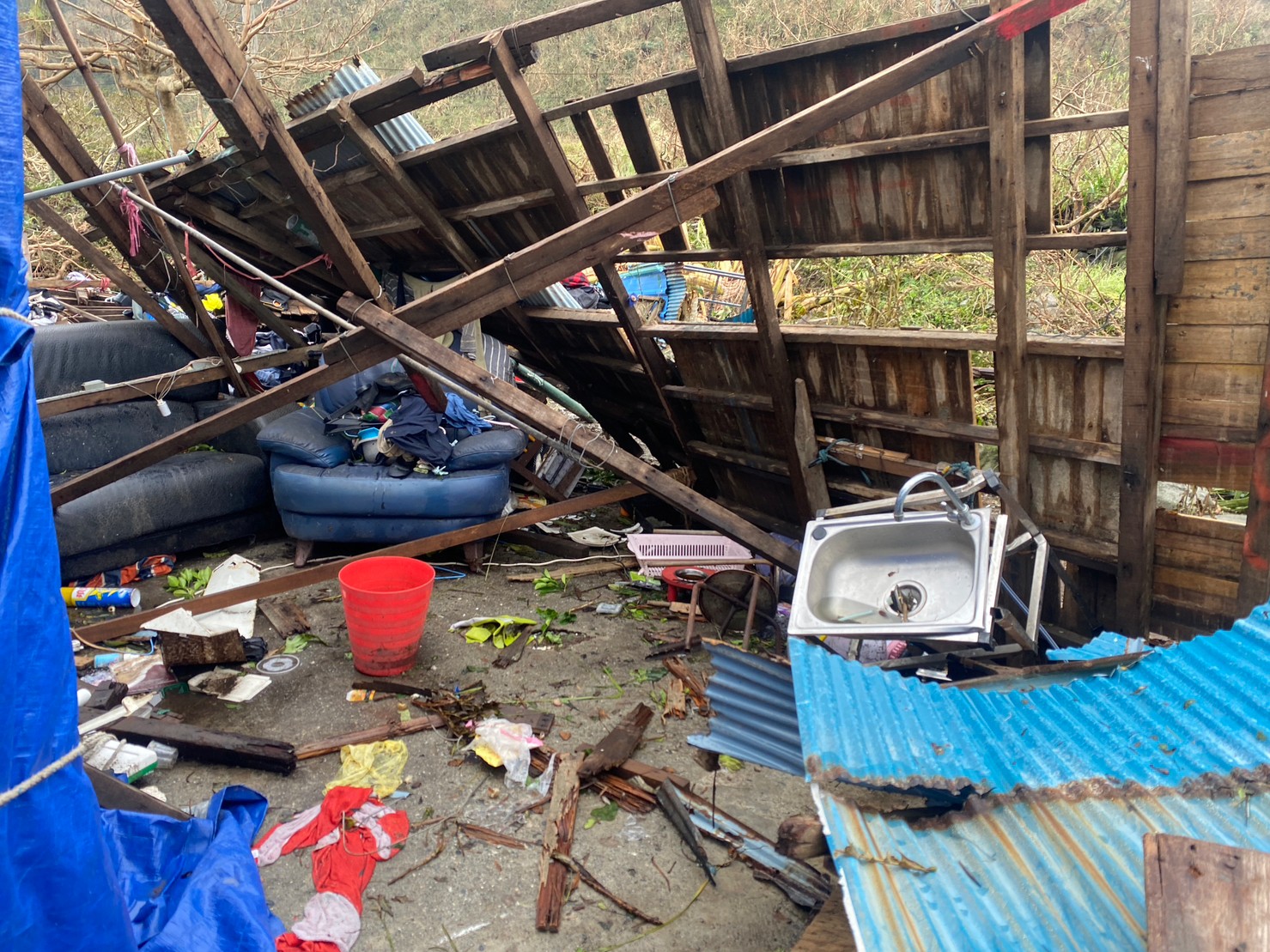 小犬重創蘭嶼，近百房屋遭毀，台灣世界展望會呼籲民眾響應「蘭嶼小犬風災重建」(台灣世界展望會提供)