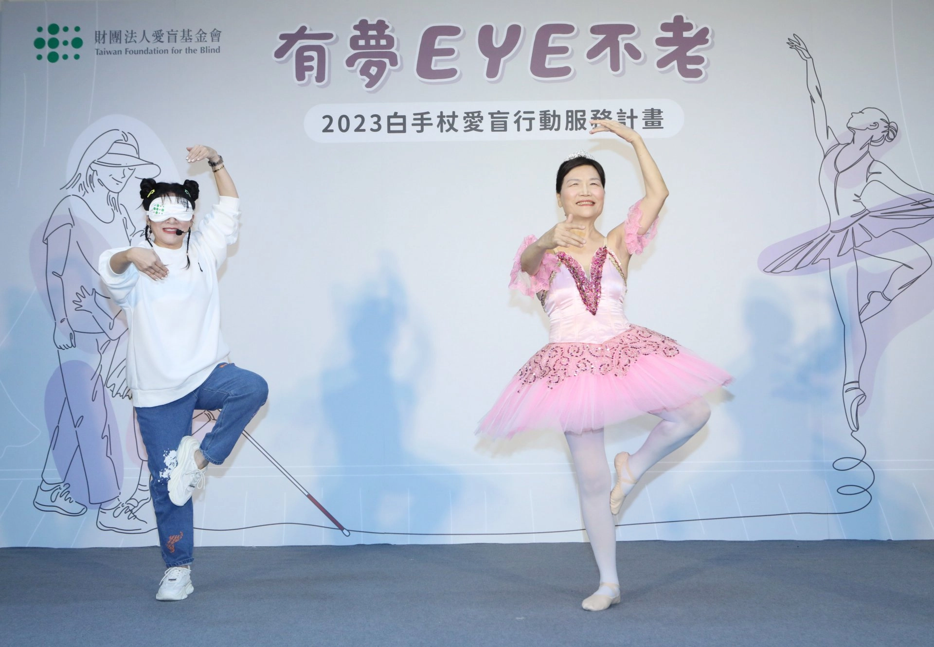 起初王彩樺看似輕鬆挑戰，動作標準流暢，完全不輸芭蕾奶奶