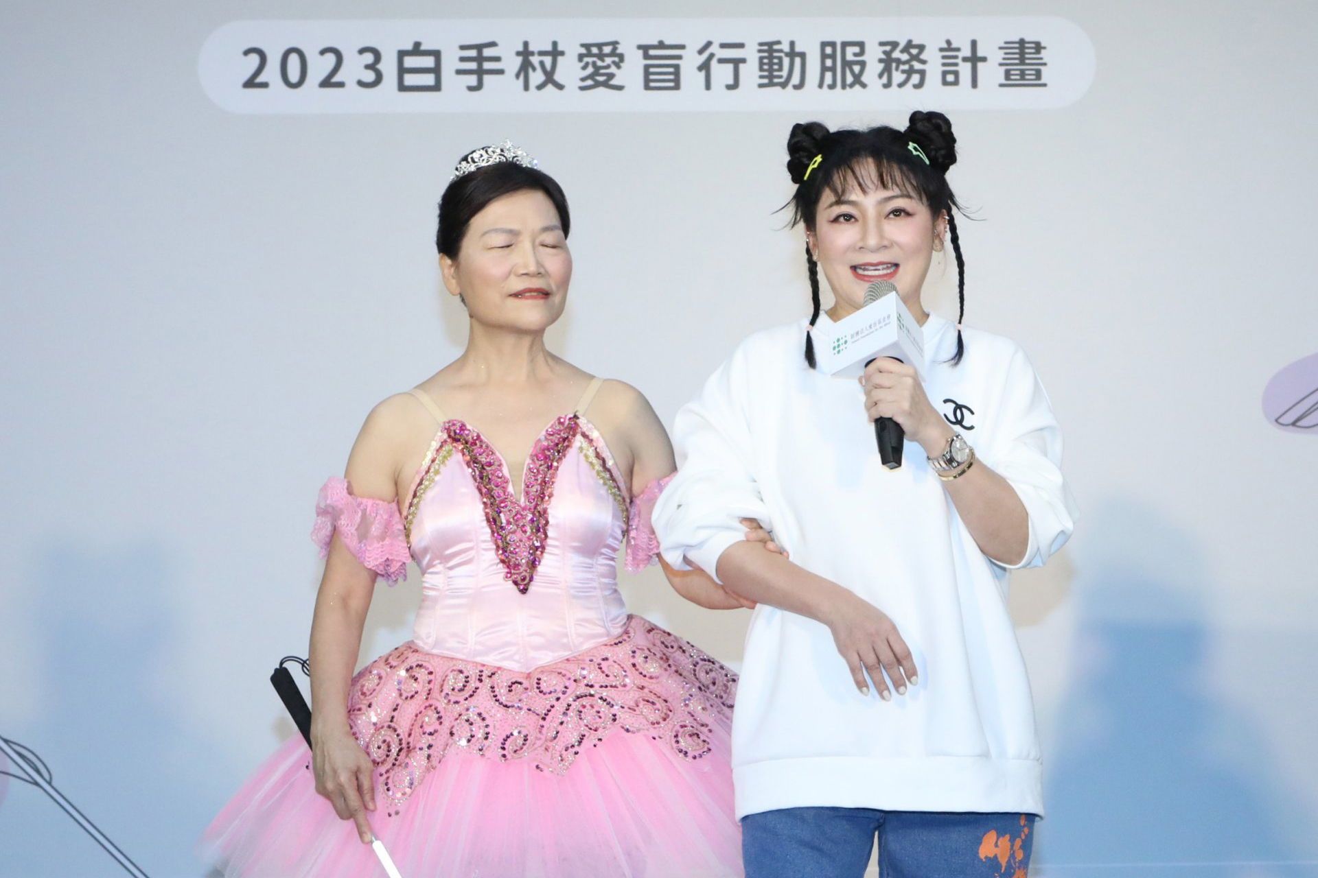 王彩樺學習愛盲行動語言「問、拍、引、報」，與燕湄奶奶一起示範，如何正確引導視障朋友