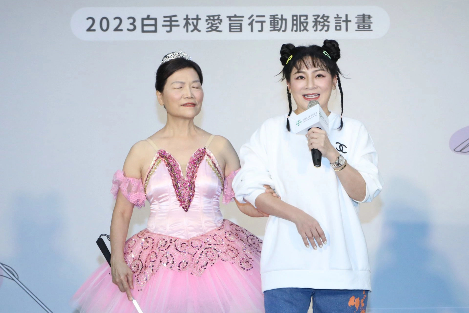 王彩樺學習愛盲行動語言「問、拍、引、報」，與燕湄奶奶一起示範，如何正確引導視障朋友