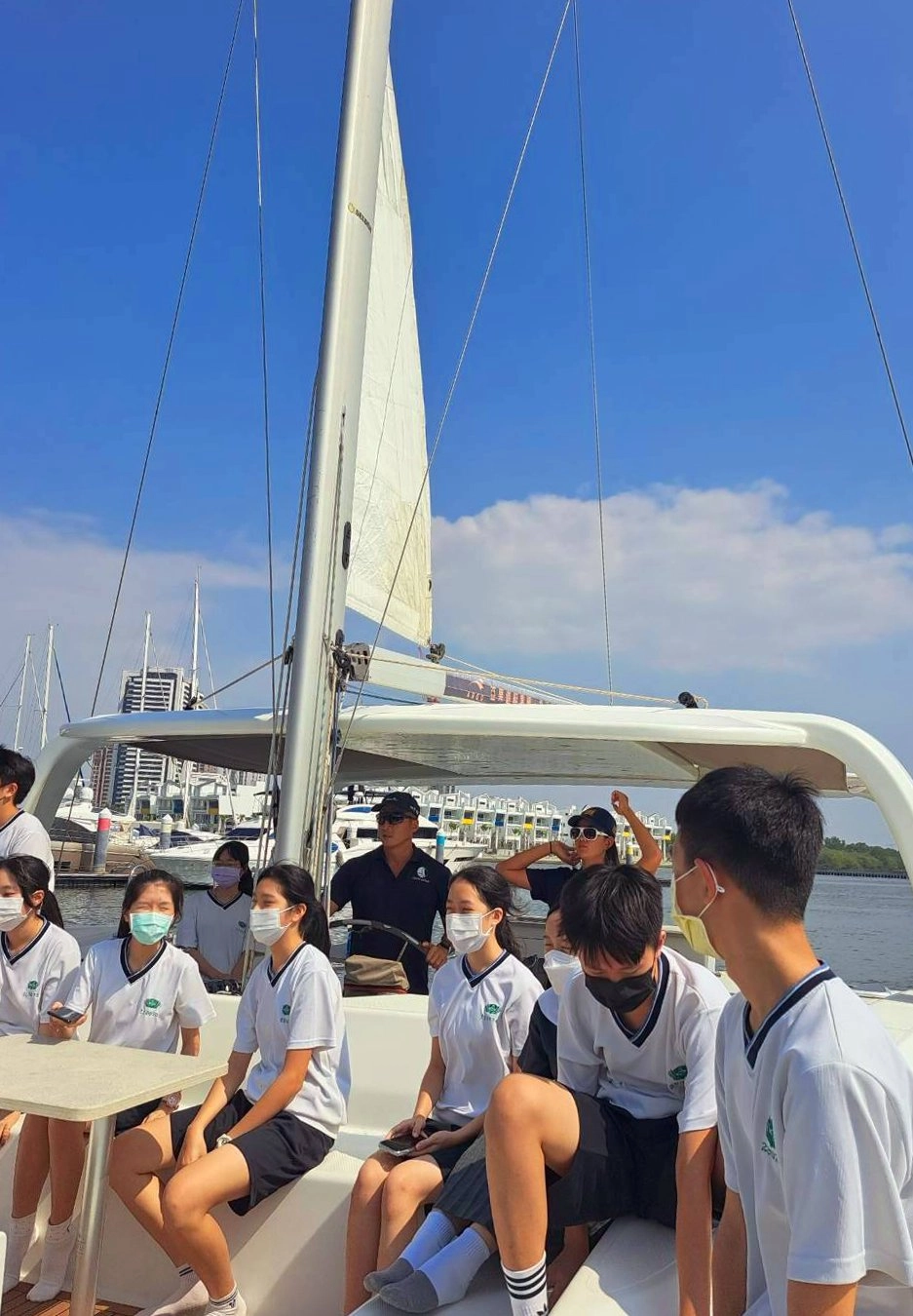 在帆船上感受風與浪，第一次從海上看安平商港與漁光島，視野與心都更開闊了。