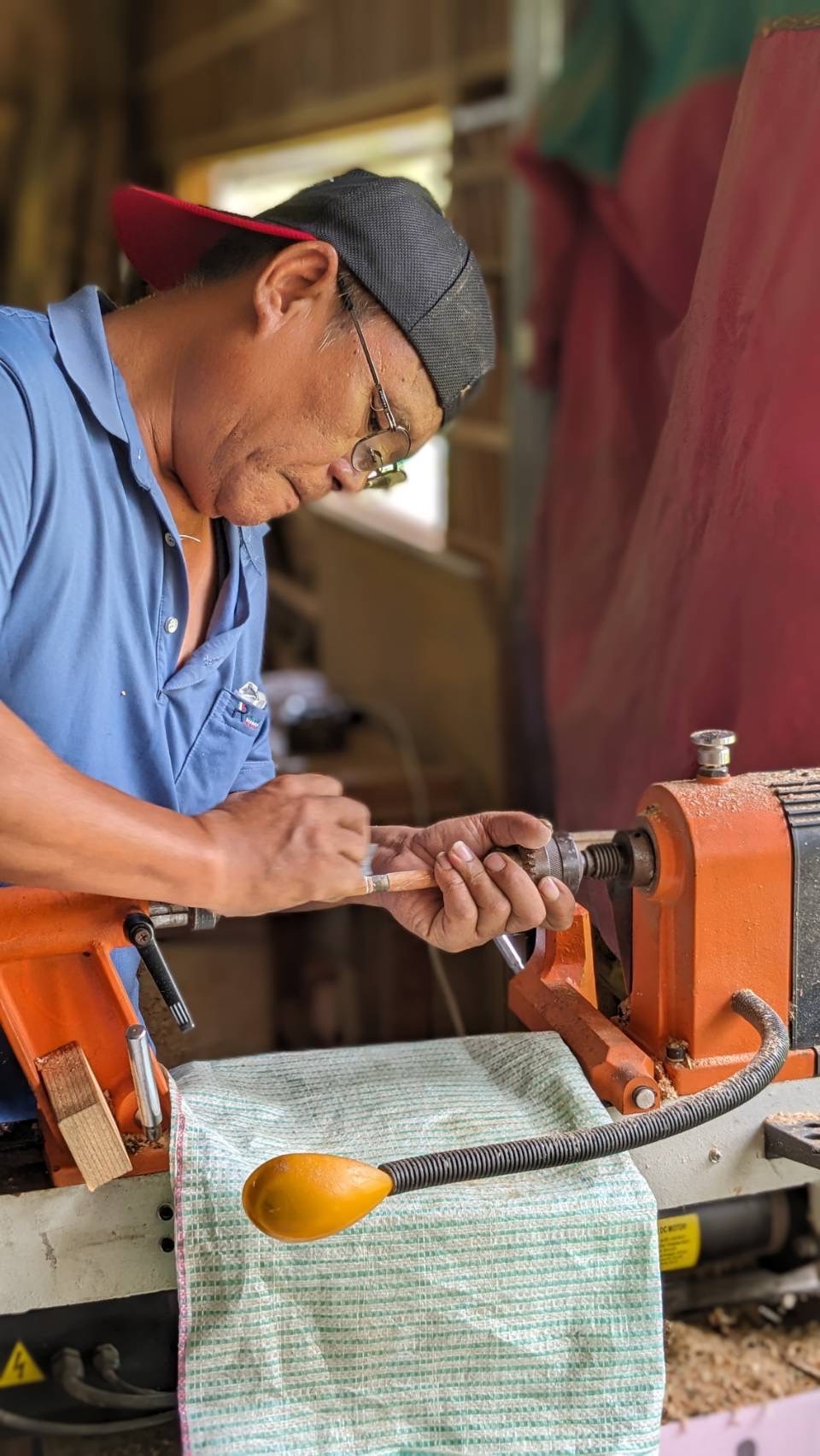 身障弱勢者努力學習神情