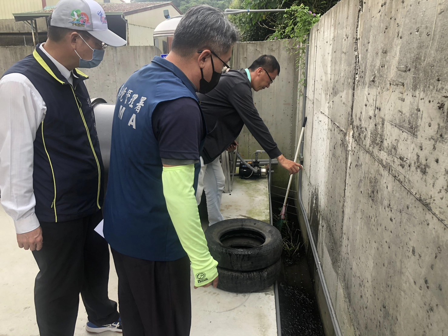 巡檢家戶周圍輪胎積水及側溝投藥防治