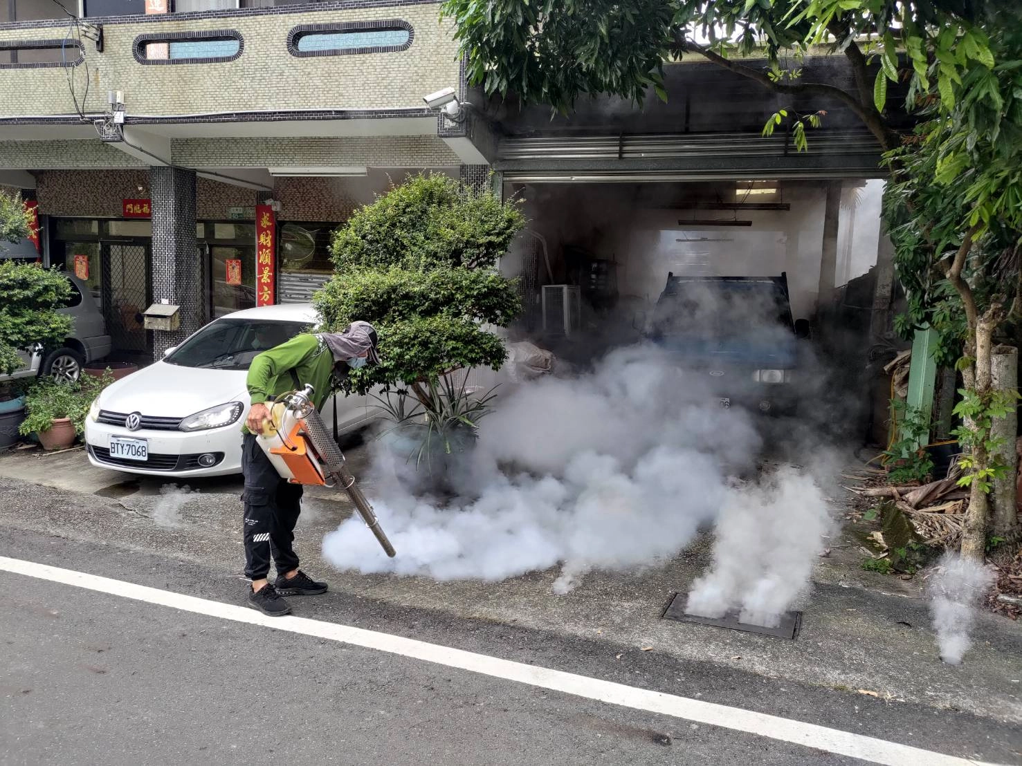 確診案例家戶及周圍區域緊急化學防治噴藥