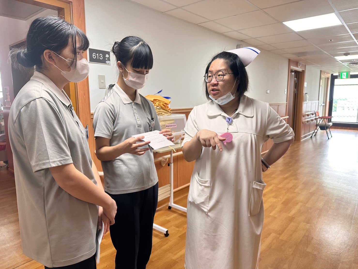 剛升任副護理長的范君嘉細心帶領學妹認識病房環境。