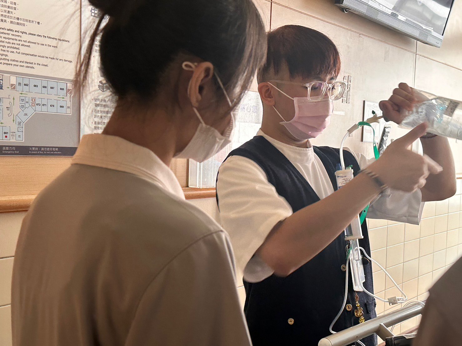 馬來西亞到慈濟大學就讀護理系的徐志濠示範臨床工作給學妹看。