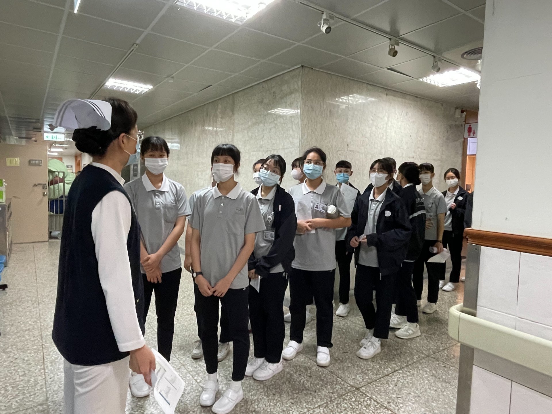 呂基燕副主任帶學弟妹認識病房之外的醫院空間。