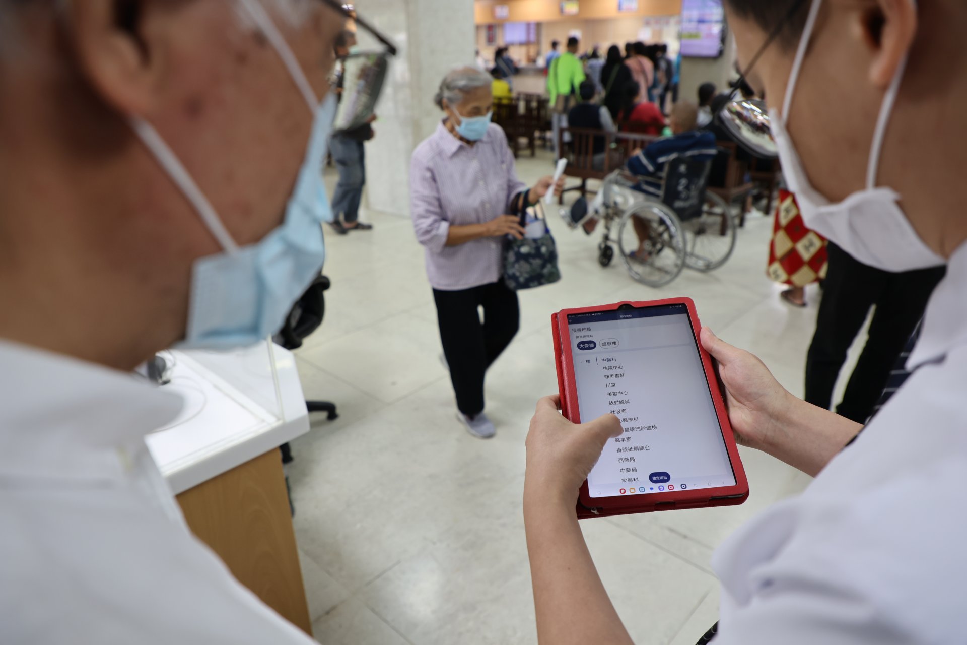 人工智慧醫療創新發展中心專員王志傑現場展示，如何透過智慧型手機應用SIL室內定位技術，讓民眾可以去到院內正確的地方。