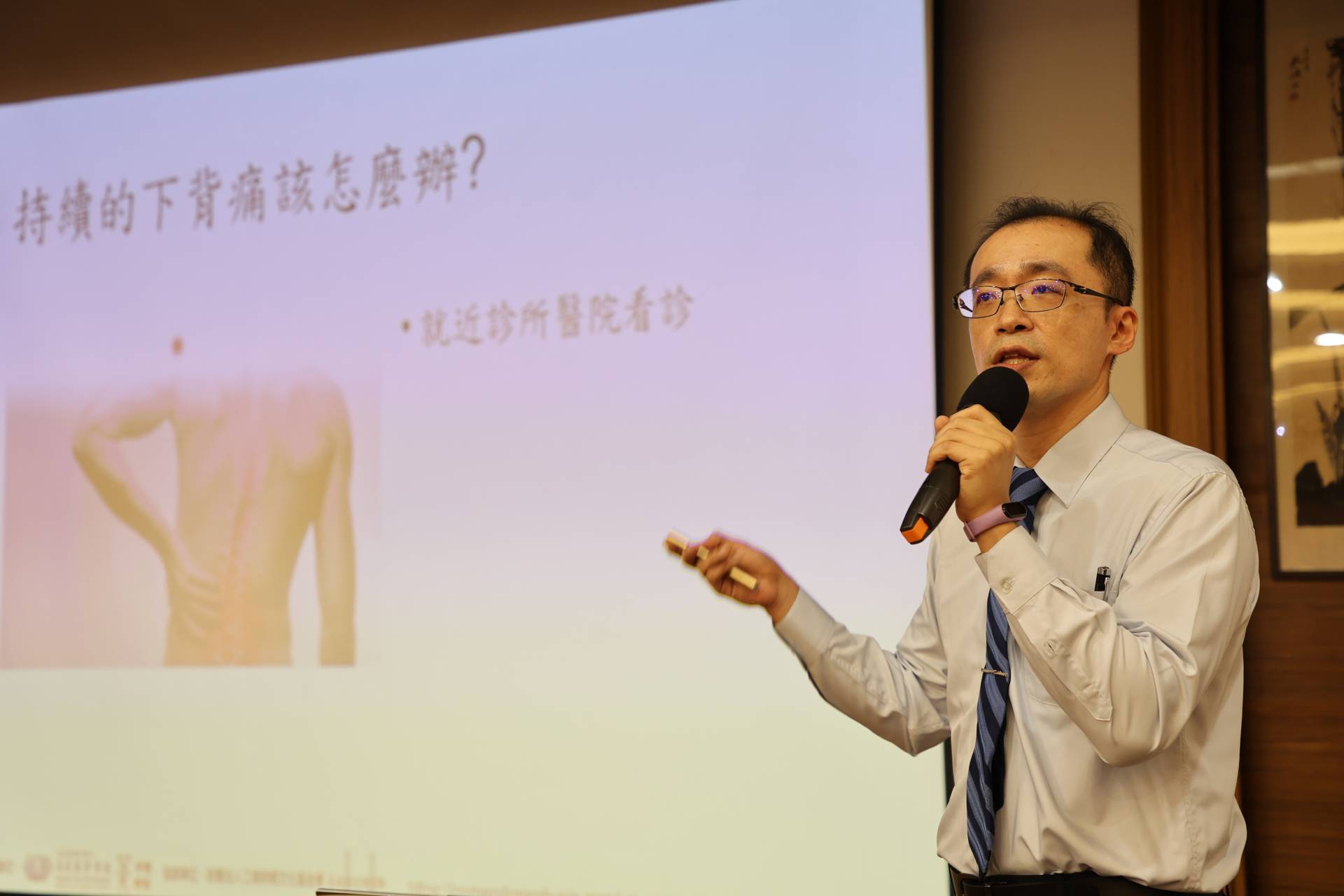 王柏凱主任介紹疼痛科為專門研究及治療各種疼痛狀況的醫學科別,找出病人疼痛背後的真正原因,提供綜合性的治療計畫,包含介入性治療、藥物治療來控制疼痛。