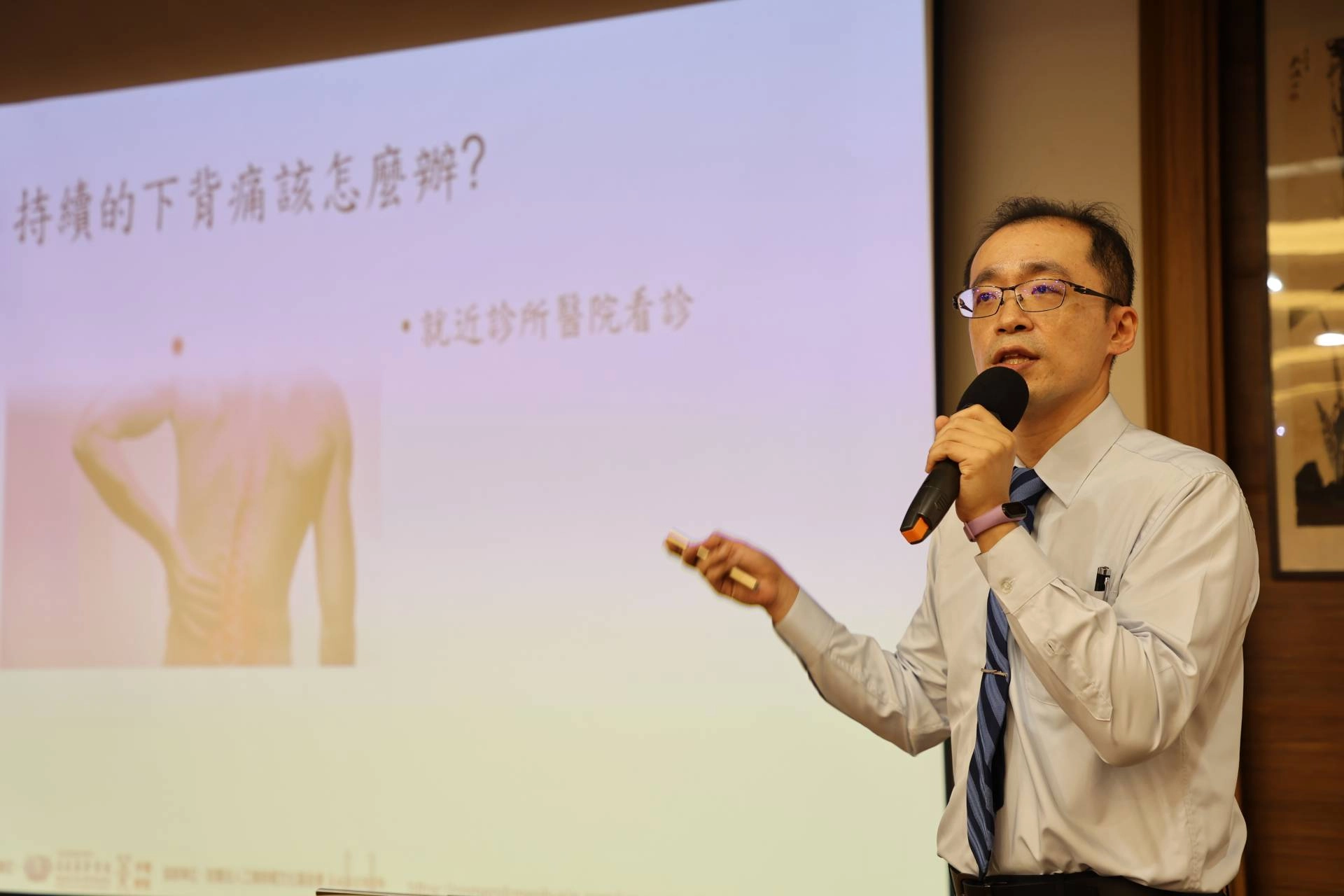 王柏凱主任介紹疼痛科為專門研究及治療各種疼痛狀況的醫學科別，找出病人疼痛背後的真正原因，提供綜合性的治療計畫，包含介入性治療、藥物治療來控制疼痛。