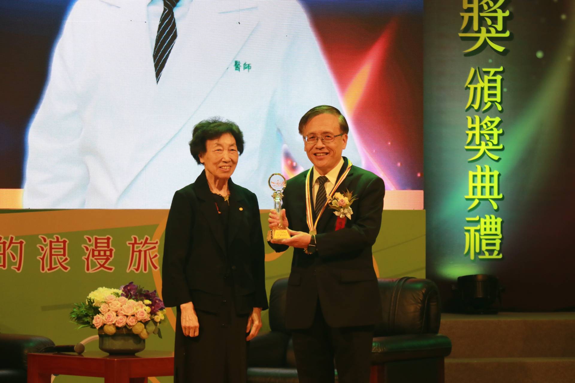 簡守信院長（左）接受中研院院士彭汪嘉康（左）頒獎。