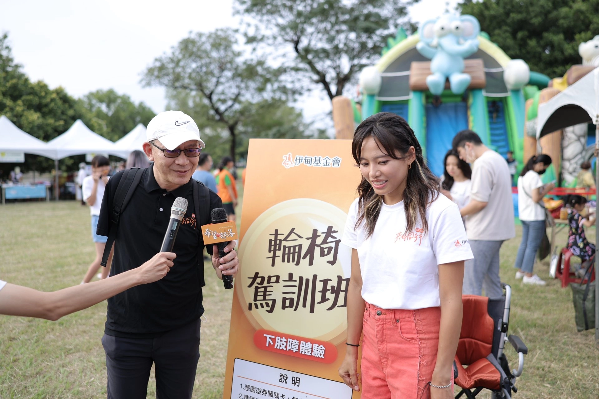 伊甸基金會副執行長林文賓擔任闖關智囊團，向吳汶芳說明駕駛輪椅小撇步