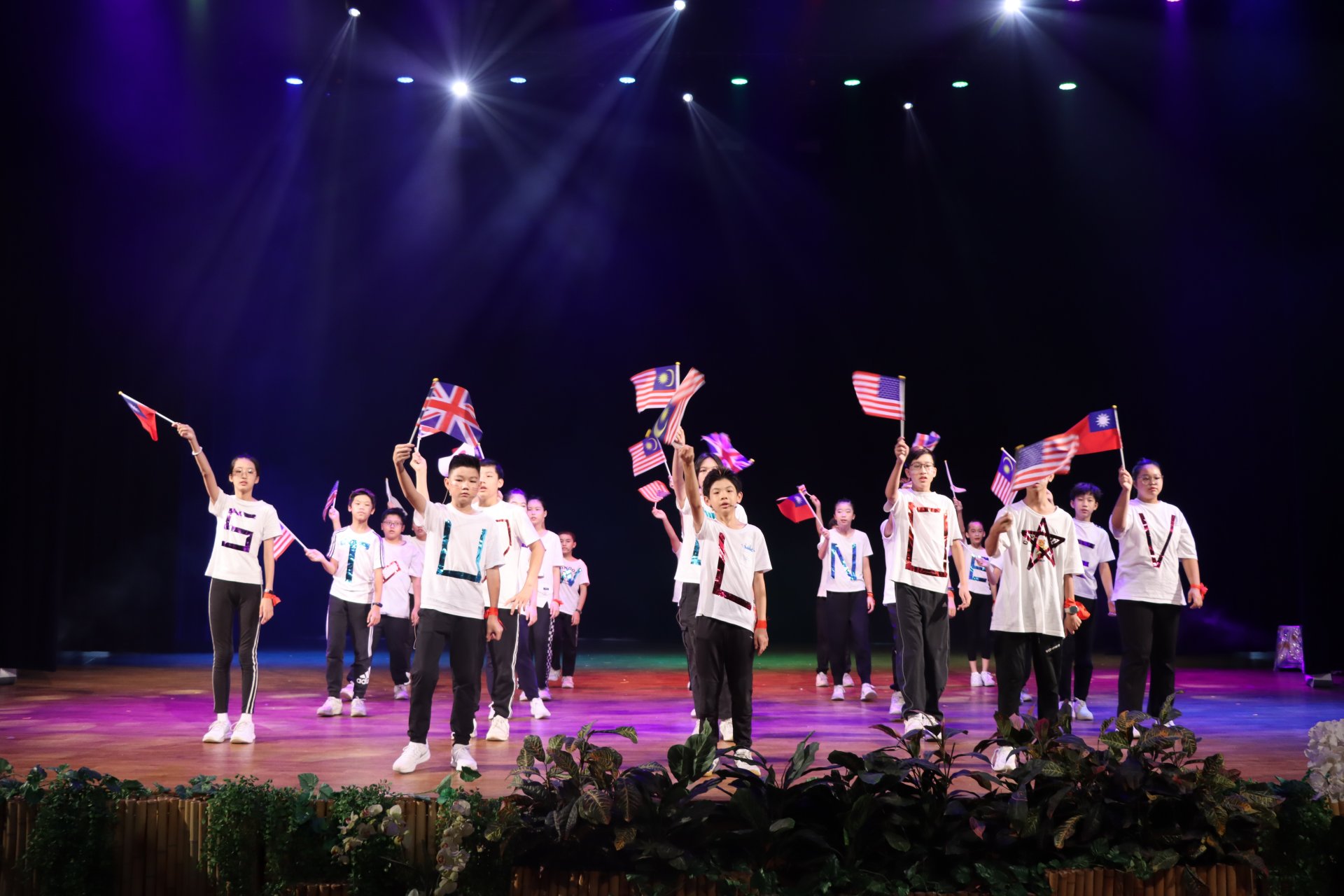 國一善解班以歌曲表達對自由、得勝的想望，並祈求世界和平