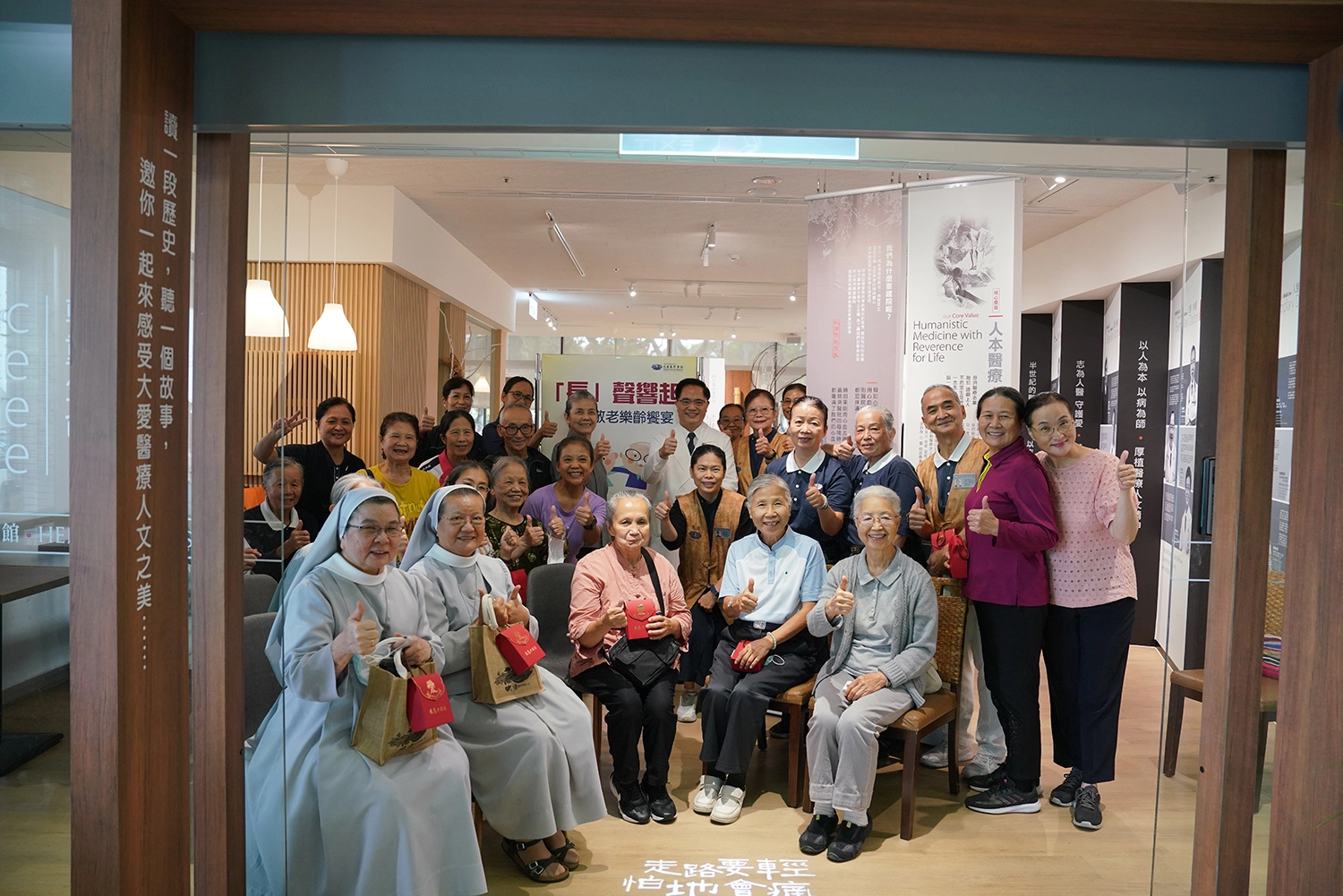 林欣榮院長(最後排左四)與顏靜曦師姊(最後排左三)祝福志工健健康康一直行菩薩道。