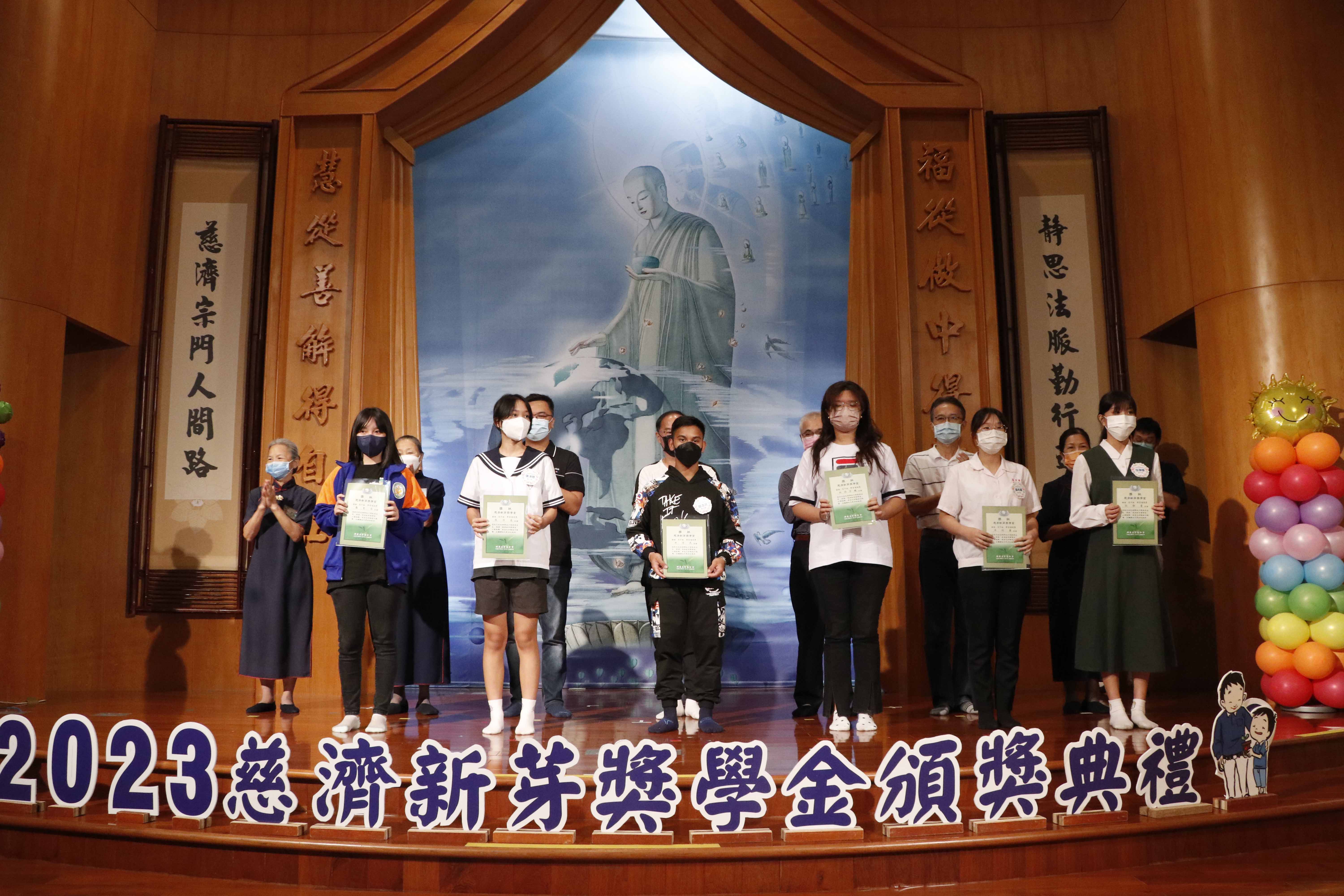 慈濟臺東靜思堂10月22日舉辦新芽獎學金頒獎典禮，獲獎者上臺接受大家祝福。