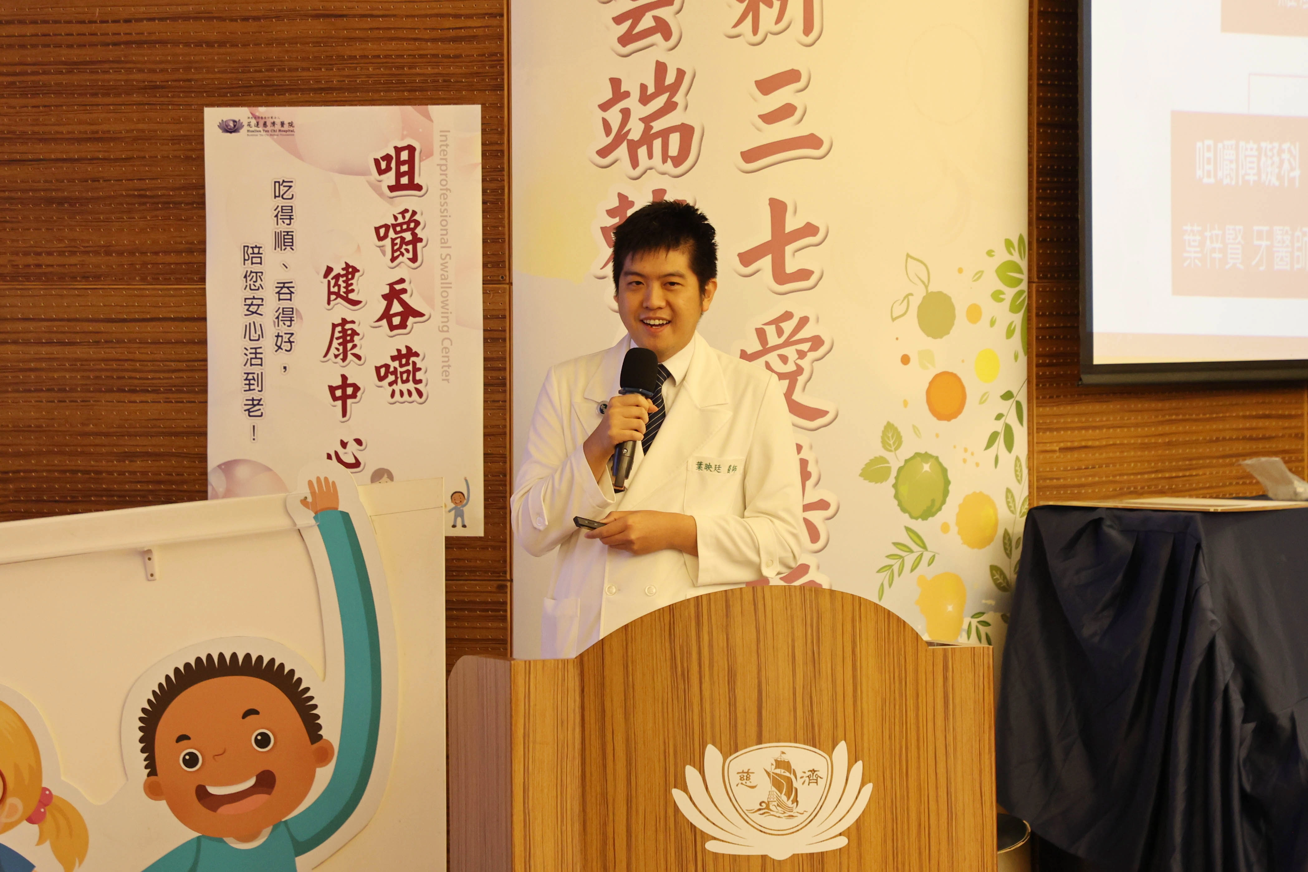 吞嚥障礙科主任葉映廷提醒，民眾若是出現吞嚥時疼痛、吞嚥後喉嚨仍有異物感、咳嗽、嗆咳，吃飯時間大幅拉長、或口腔留有食物、腐肉惡臭，都是吞嚥障礙症狀，都可以到花蓮慈院復健部吞嚥障礙特別門診評估，找出原因。