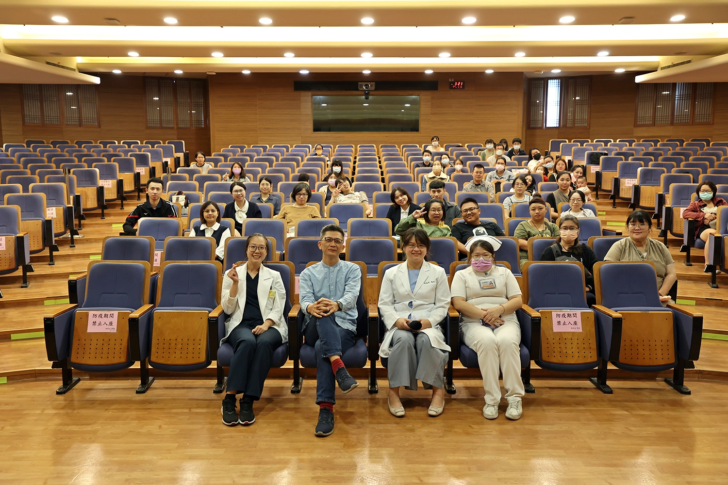 花蓮慈院婦產部十月二十日舉辦「爸媽教室」，由婦產部陳盈希醫師與蒙特梭利幼兒指導員大樹老師分享如何抉擇生產方式，以及準新手父母要知道的三件事。