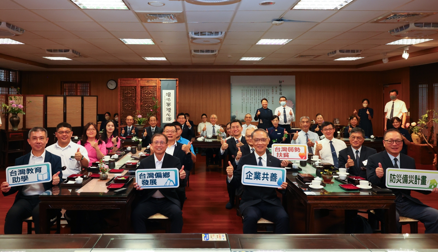 雙方代表新竹物流李正義總經理(右一)、慈濟基金會顏博文執行長(左二)10月24日上午在慈濟新店靜思堂正式簽署企業共善合作協議。