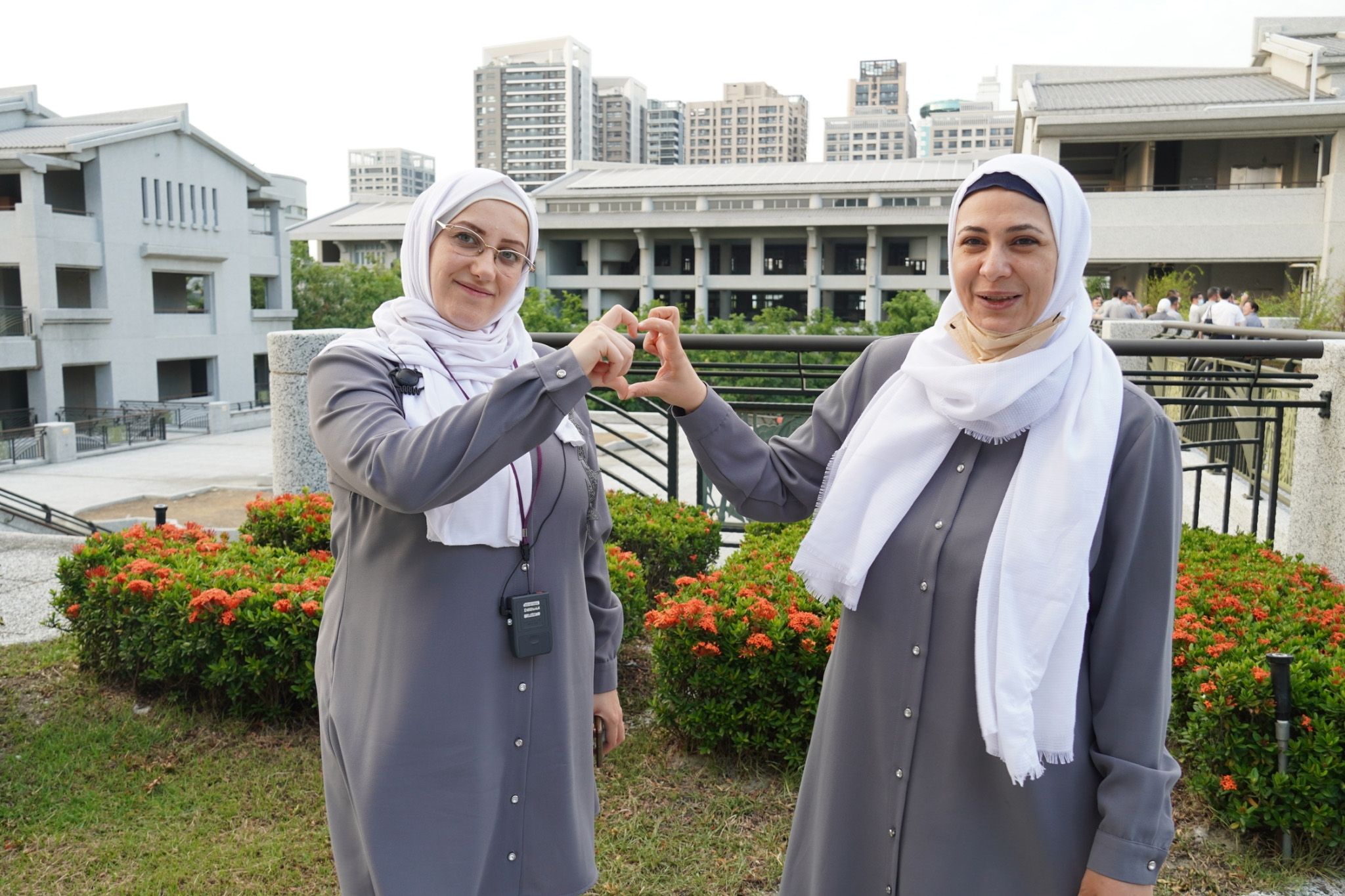Hijab是穆斯林女性常見的頭巾服飾，此次校際交流也提升臺南慈中師生對於伊斯蘭文化多元。