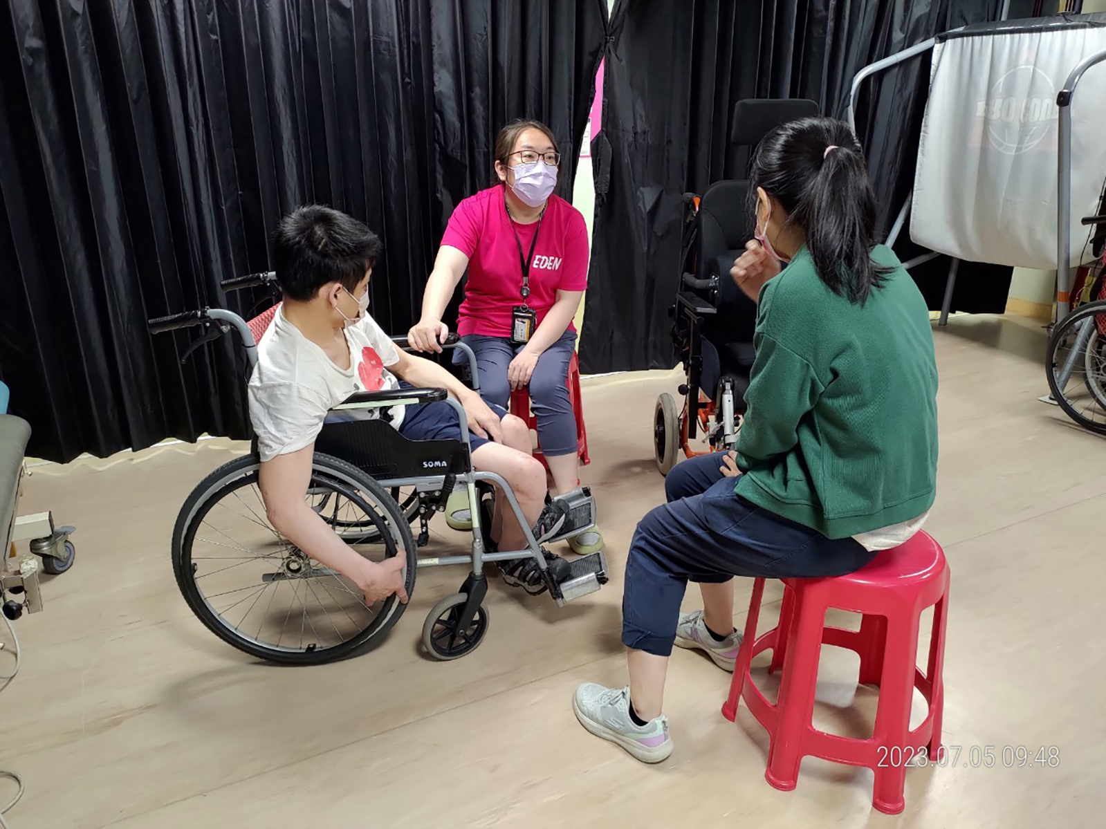 楊沛璇(左二)為喜歡外出的腦性麻痺患者挑選合適的輔具，避免他日後因脊椎側彎壓迫胸腔，造成呼吸衰竭的危險。