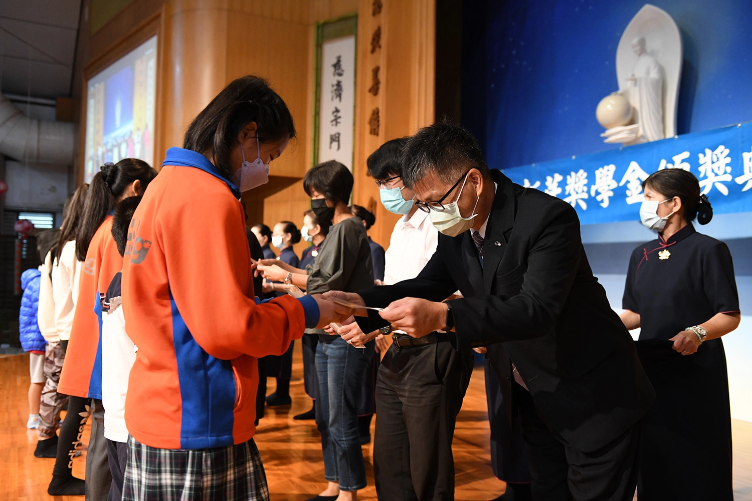 宜蘭慈濟10月28日舉辦2023年新芽獎學金頒獎典禮，5百多位學生獲獎。(攝影：左圖賴振豐、右圖許台生)