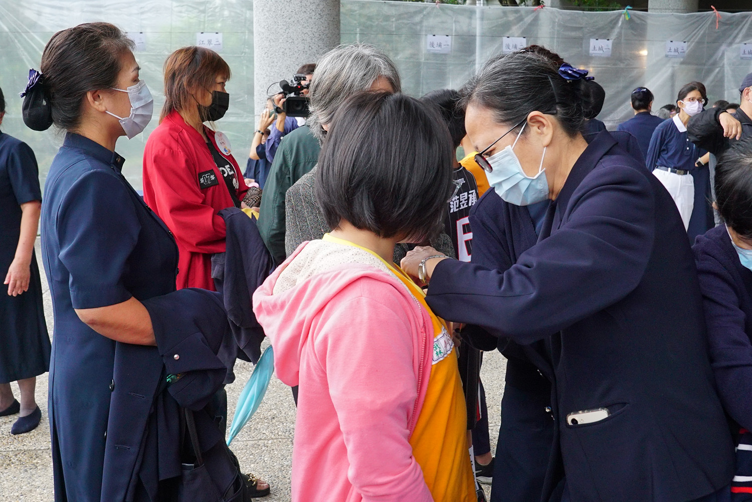 新芽獎學金的頒發是為了鼓勵弱勢家庭子女提升學習動機，同時增進家長對子女教育之重視，以及了解子女在校的表現。