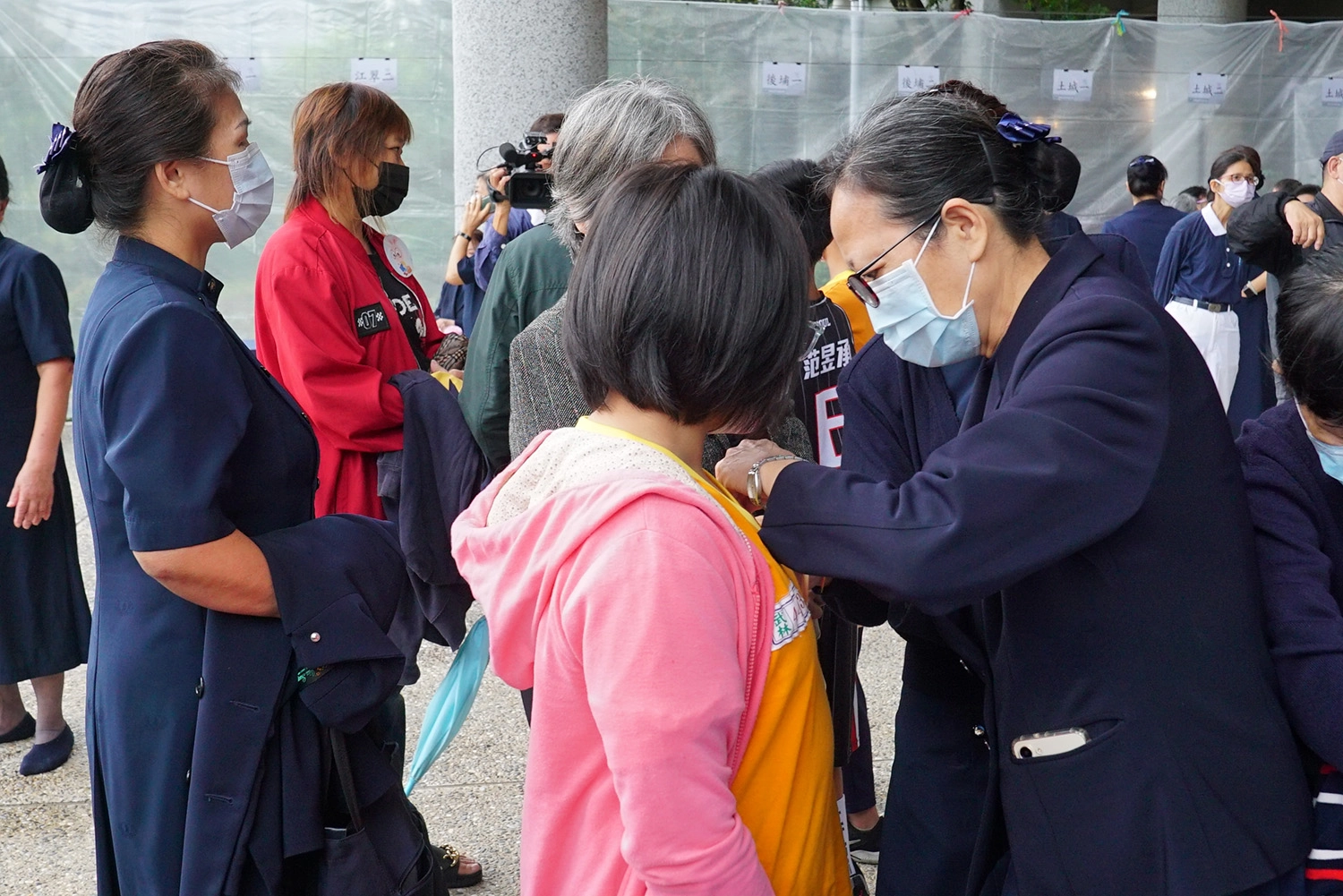 新芽獎學金的頒發是為了鼓勵弱勢家庭子女提升學習動機，同時增進家長對子女教育之重視，以及了解子女在校的表現。